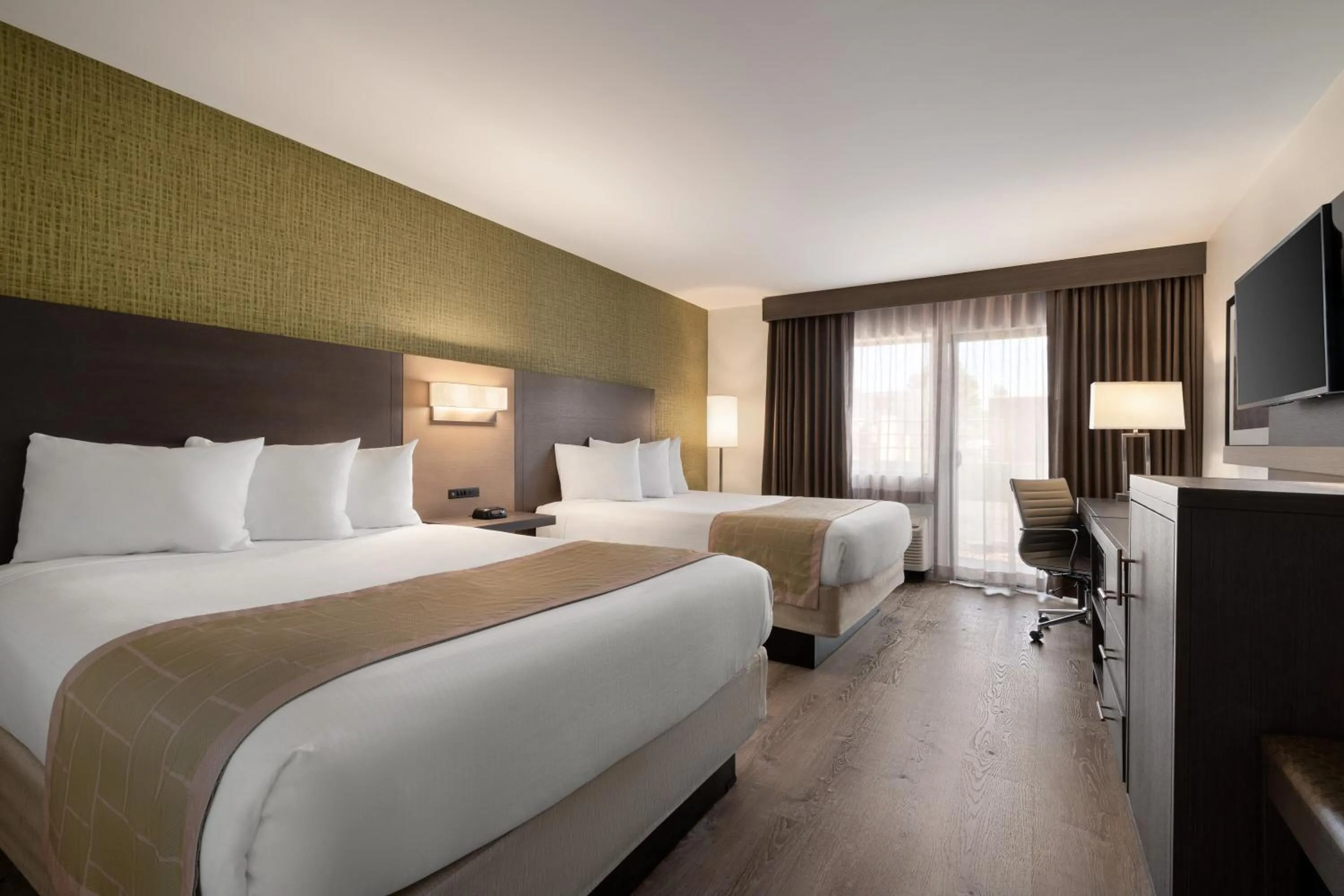 Photo of the whole room, Bed in Days Hotel by Wyndham Flagstaff