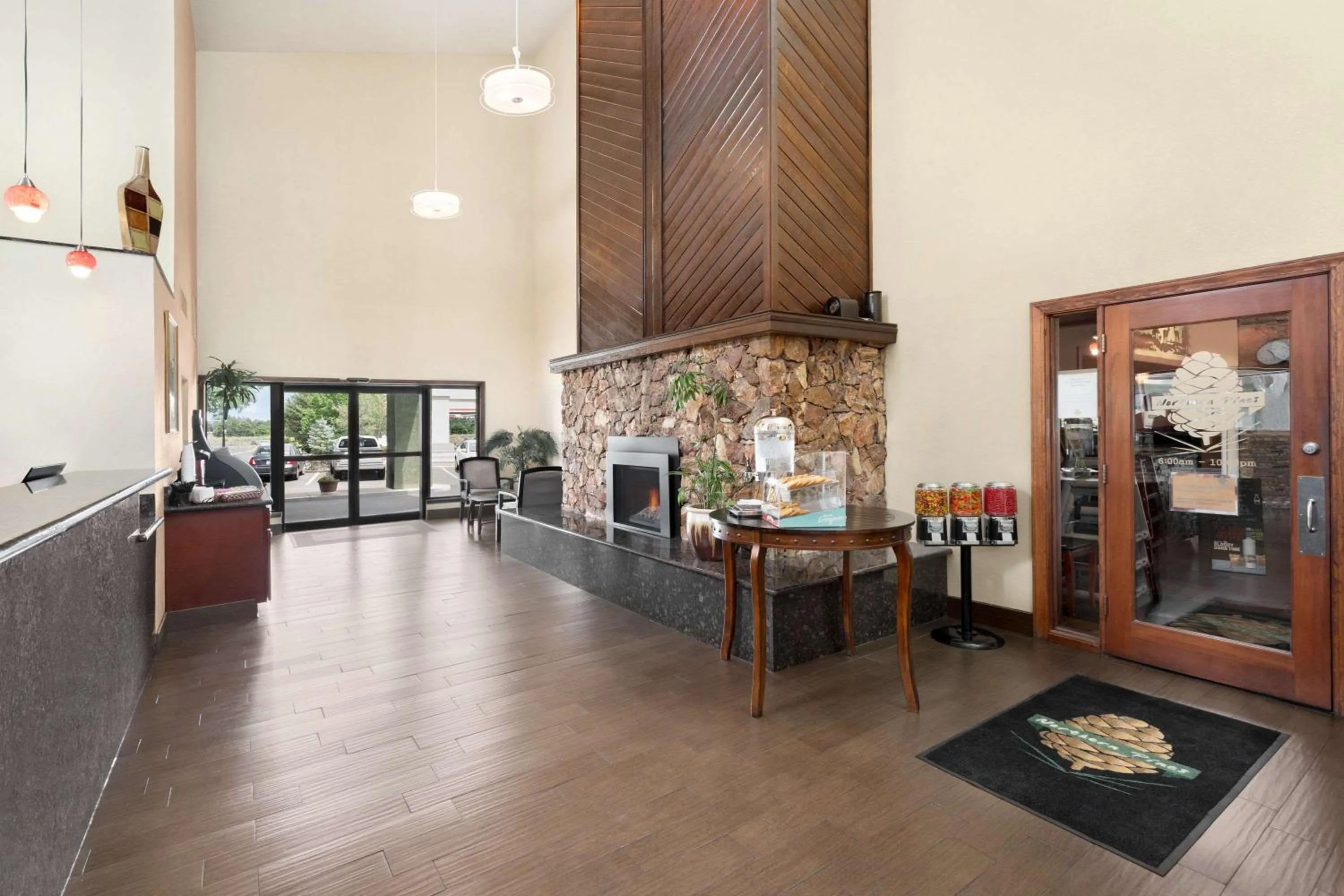 Lobby or reception in Days Hotel by Wyndham Flagstaff