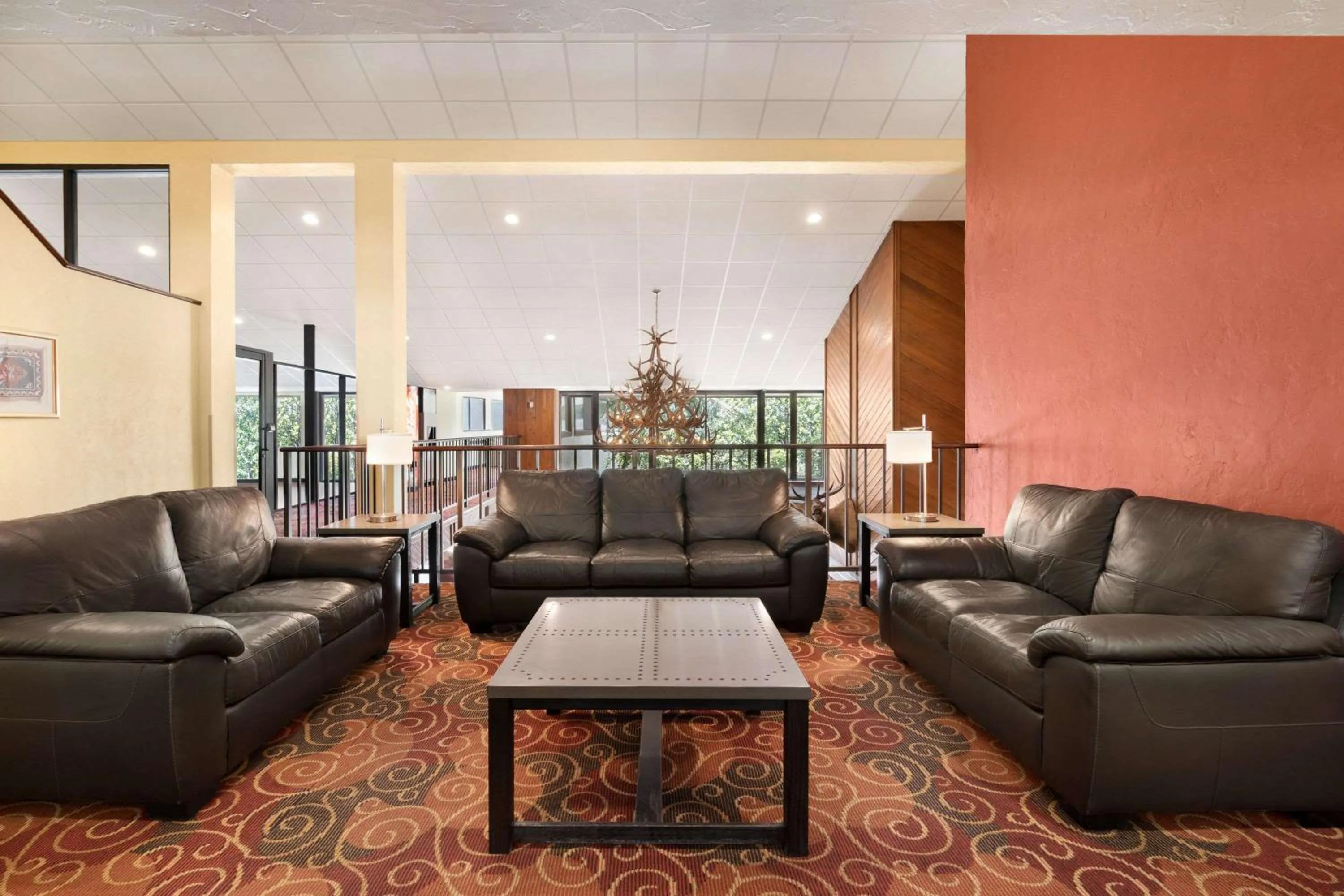 Lounge or bar in Days Hotel by Wyndham Flagstaff