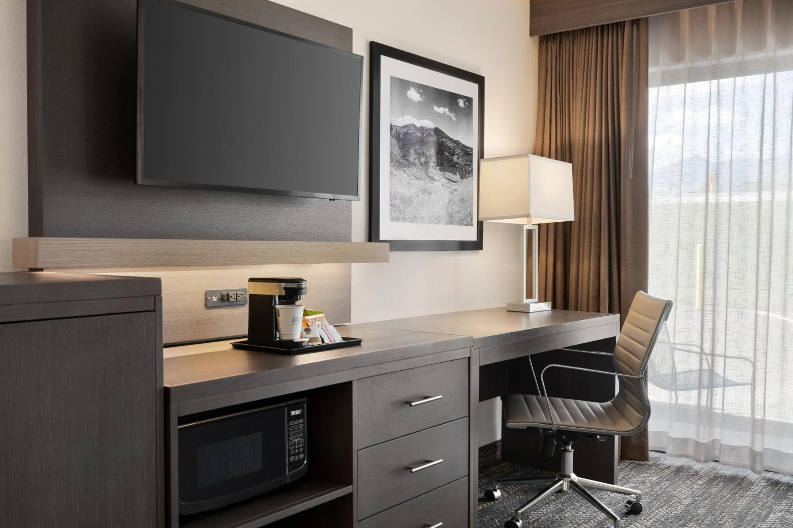 TV and multimedia in Days Hotel by Wyndham Flagstaff