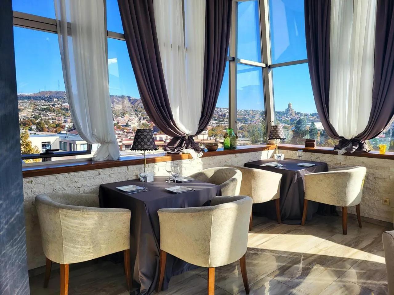 Restaurant/places to eat in A5 Hotel