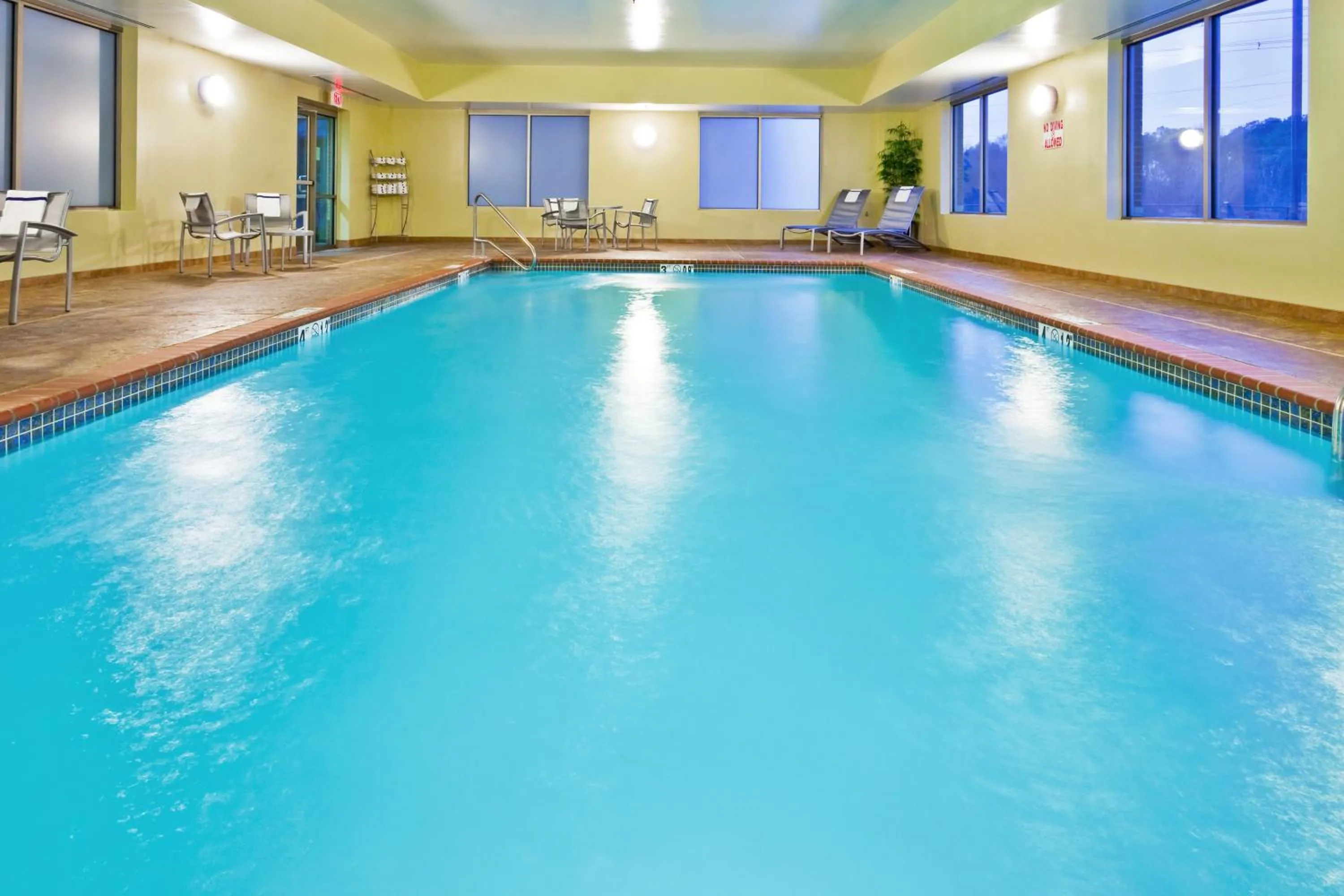 Swimming pool in Holiday Inn Express Hotel & Suites Memphis/Germantown by IHG