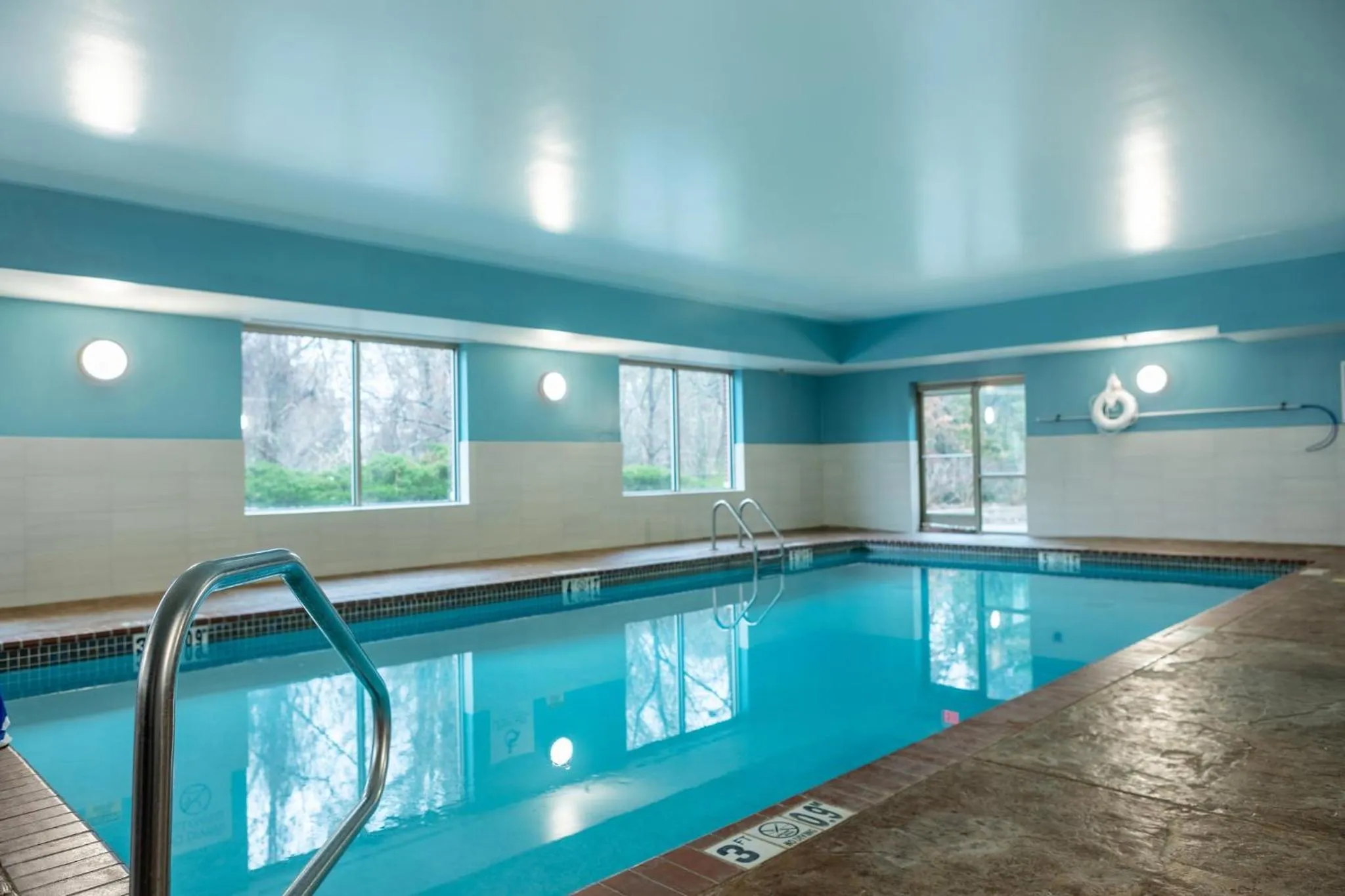 Swimming pool in Holiday Inn Express Hotel & Suites Memphis/Germantown by IHG