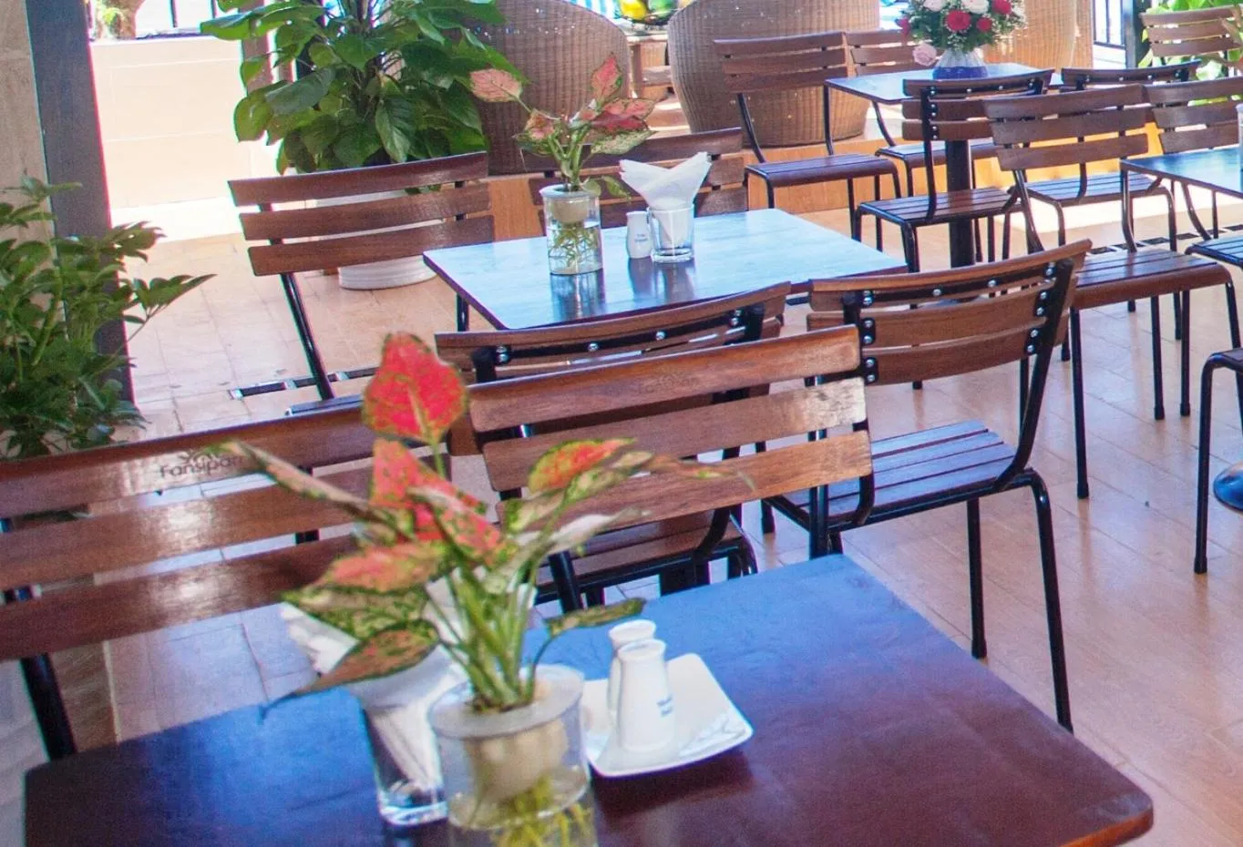 Restaurant/places to eat in Siren Flower Hotel