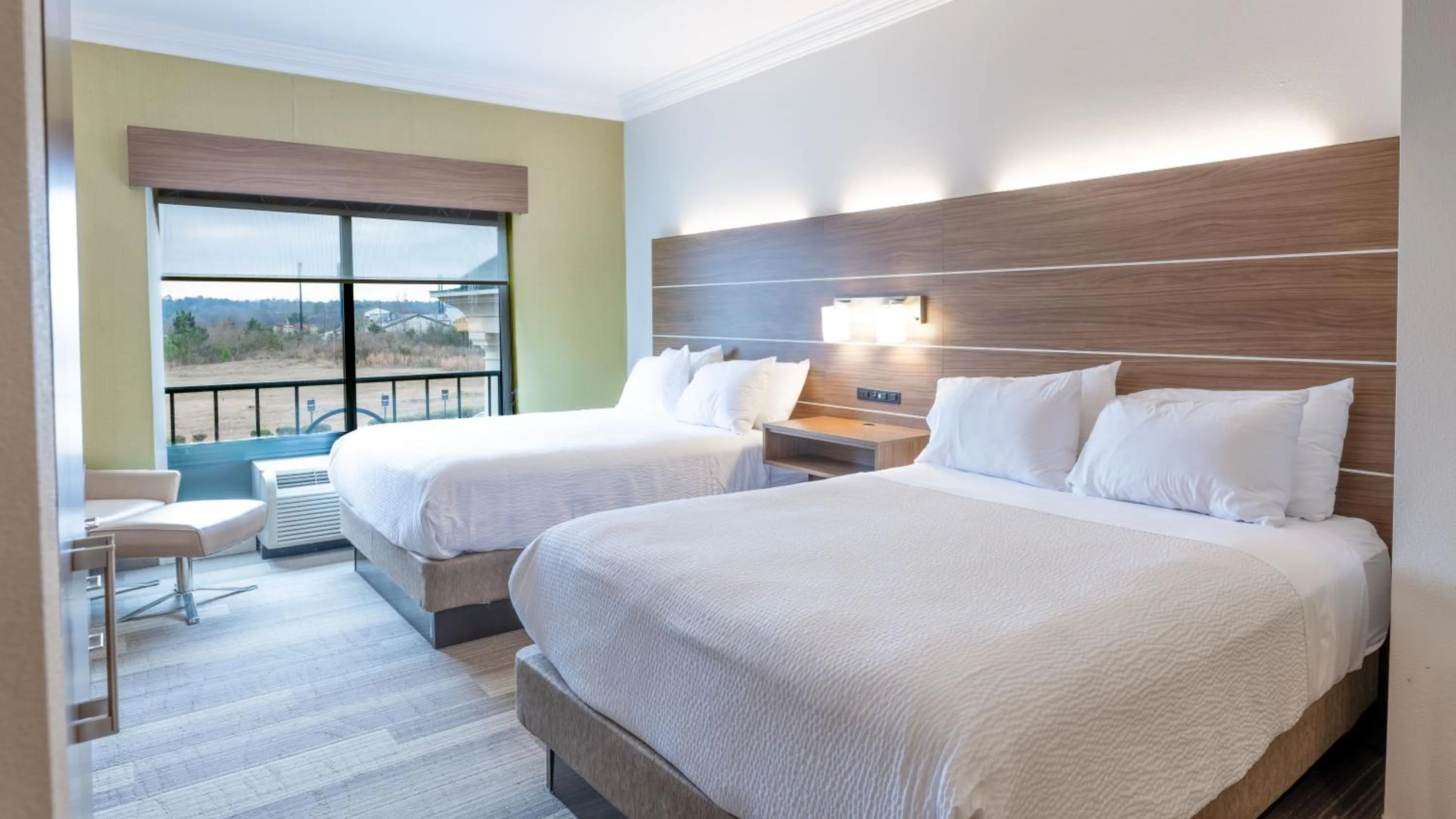 Bed in Holiday Inn Express & Suites Macon - I-475 by IHG