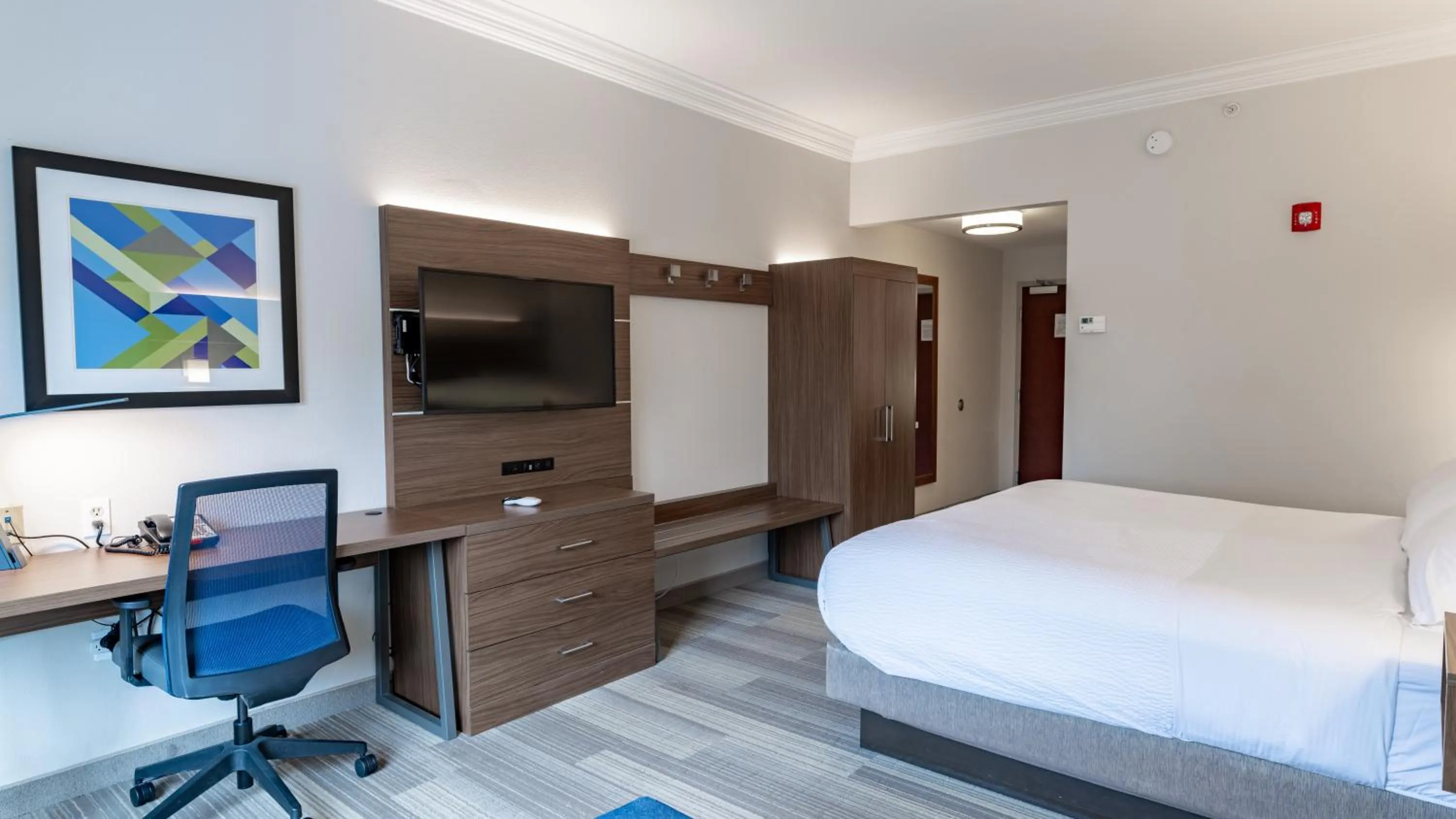 Bed in Holiday Inn Express & Suites Macon - I-475 by IHG