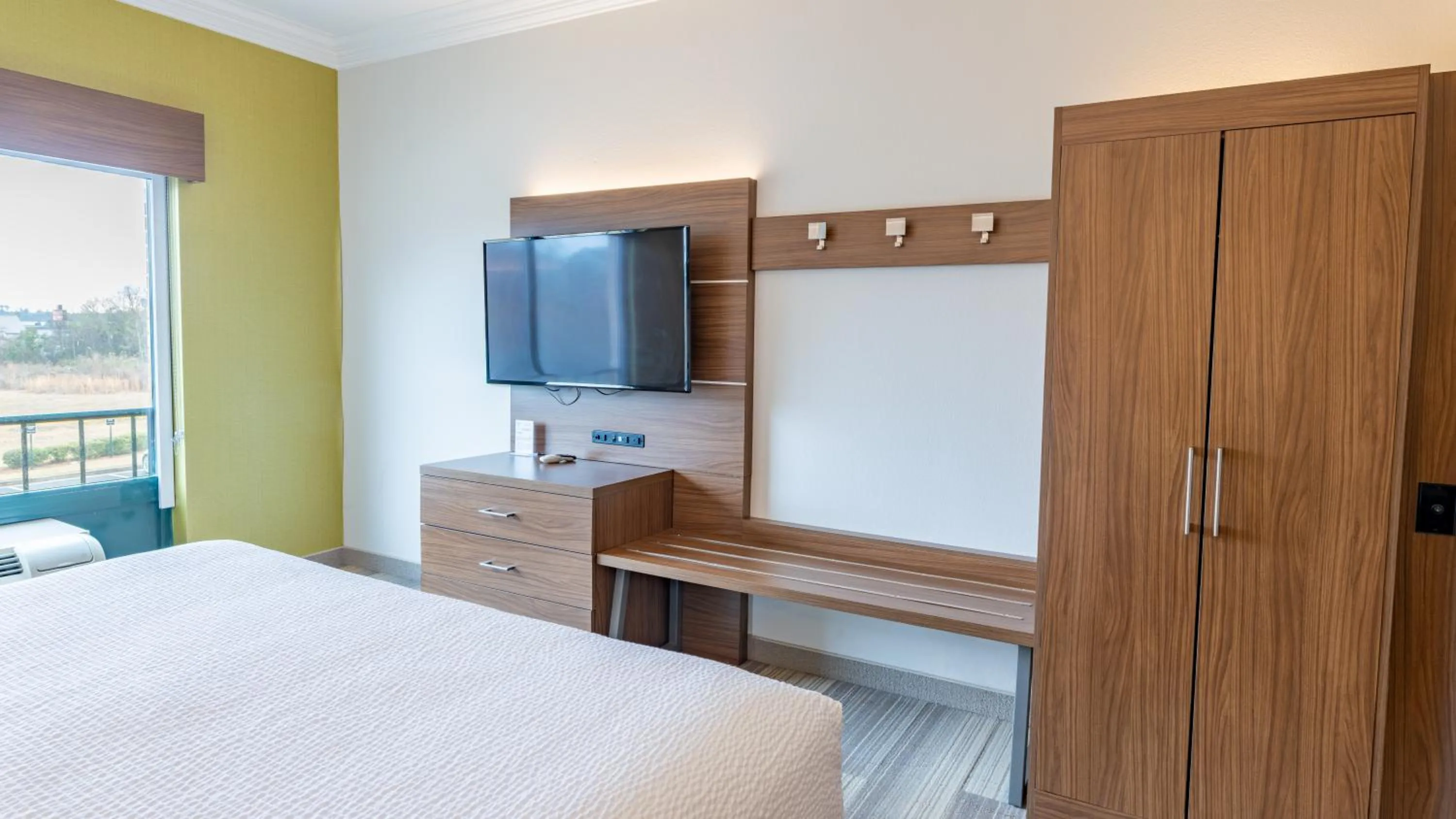 Bed in Holiday Inn Express & Suites Macon - I-475 by IHG