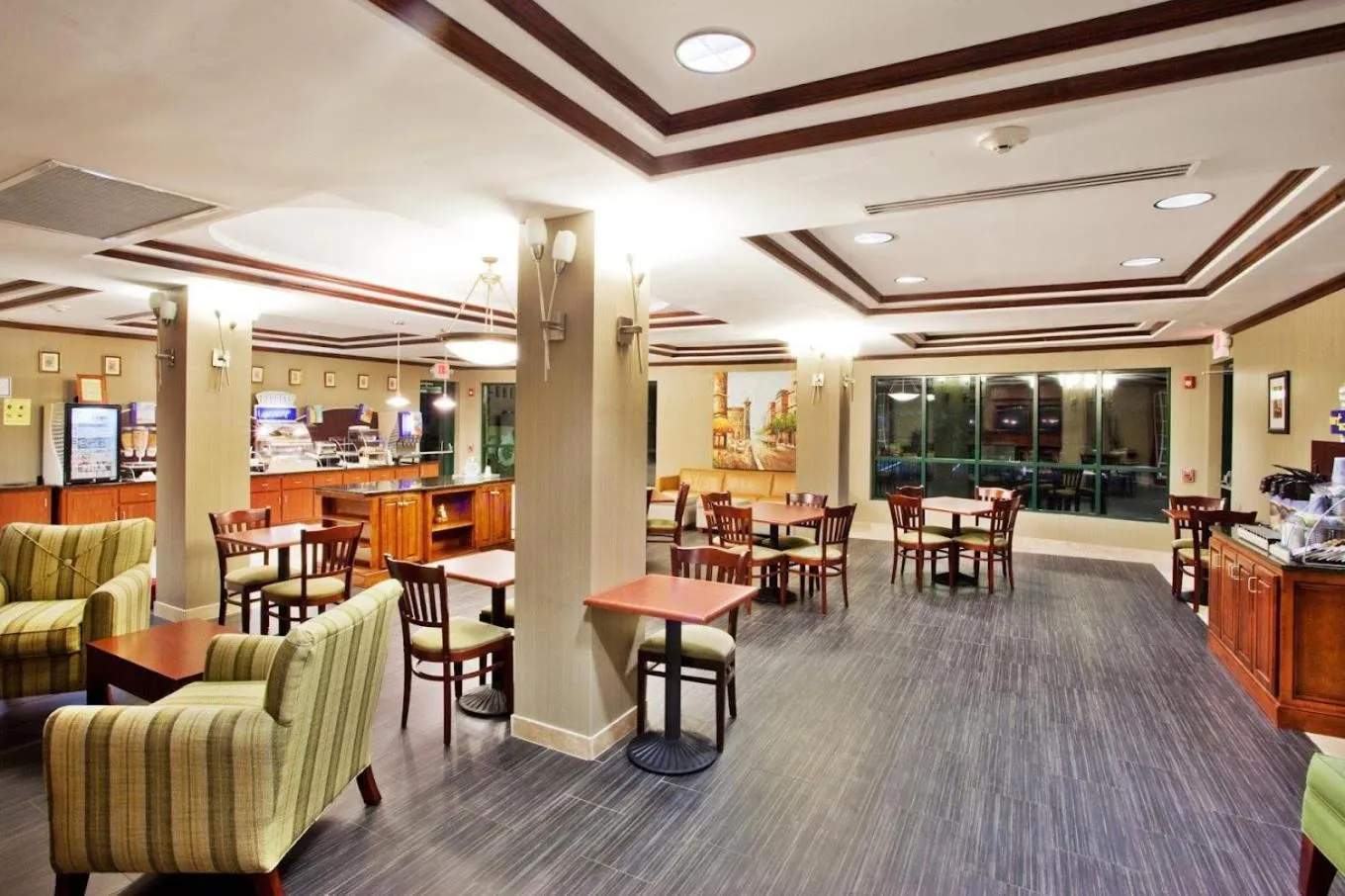 Seating area in Holiday Inn Express & Suites Macon - I-475 by IHG