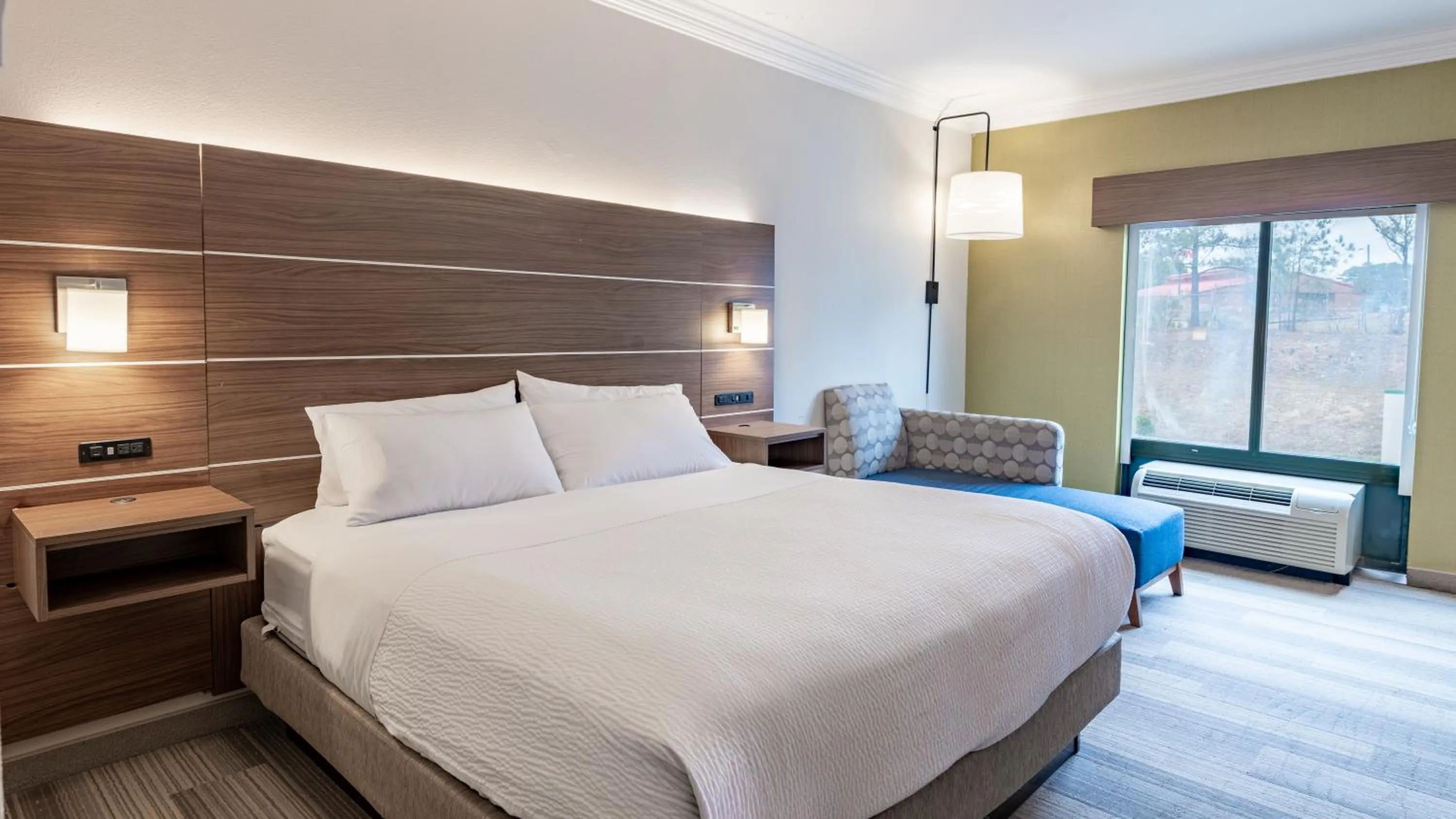 Bed in Holiday Inn Express & Suites Macon - I-475 by IHG