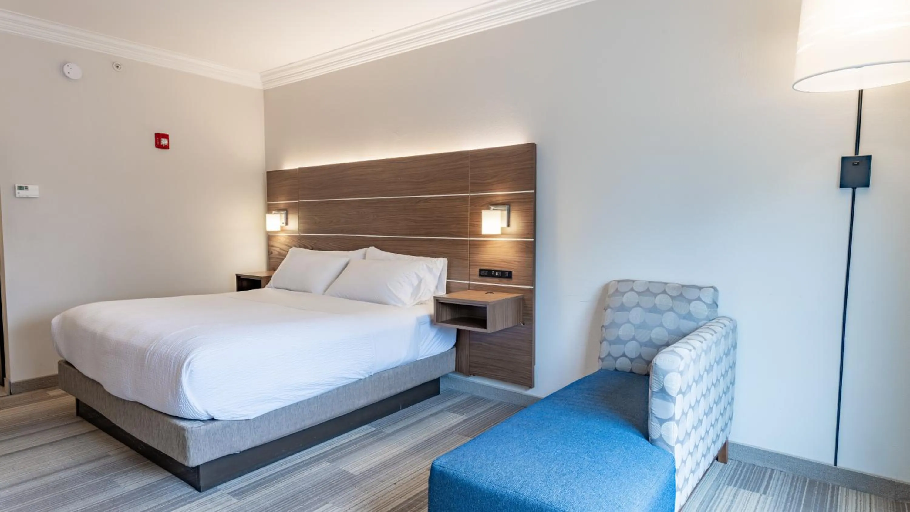 Bed in Holiday Inn Express & Suites Macon - I-475 by IHG