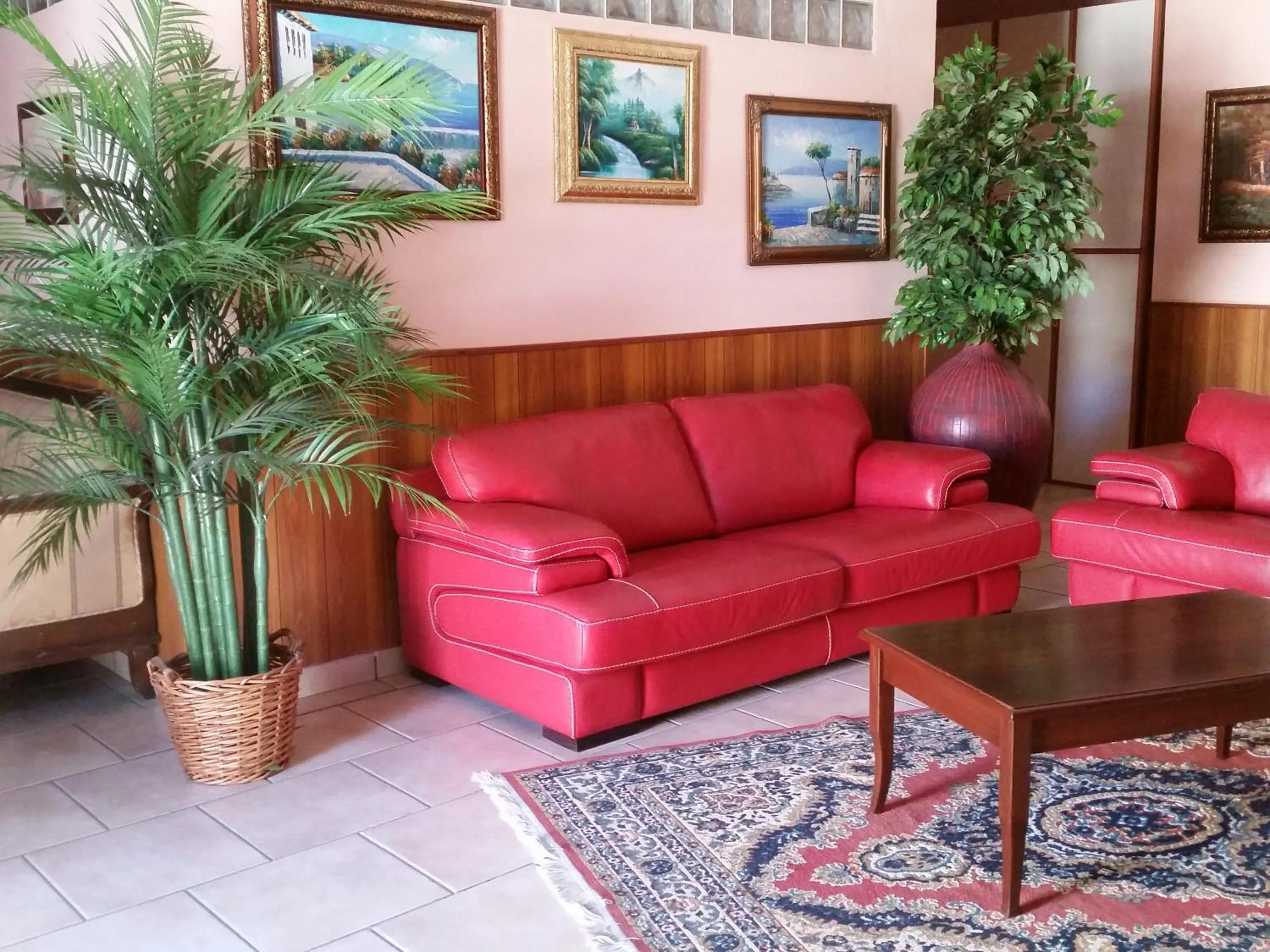 Communal lounge/ TV room in Hotel Sirio