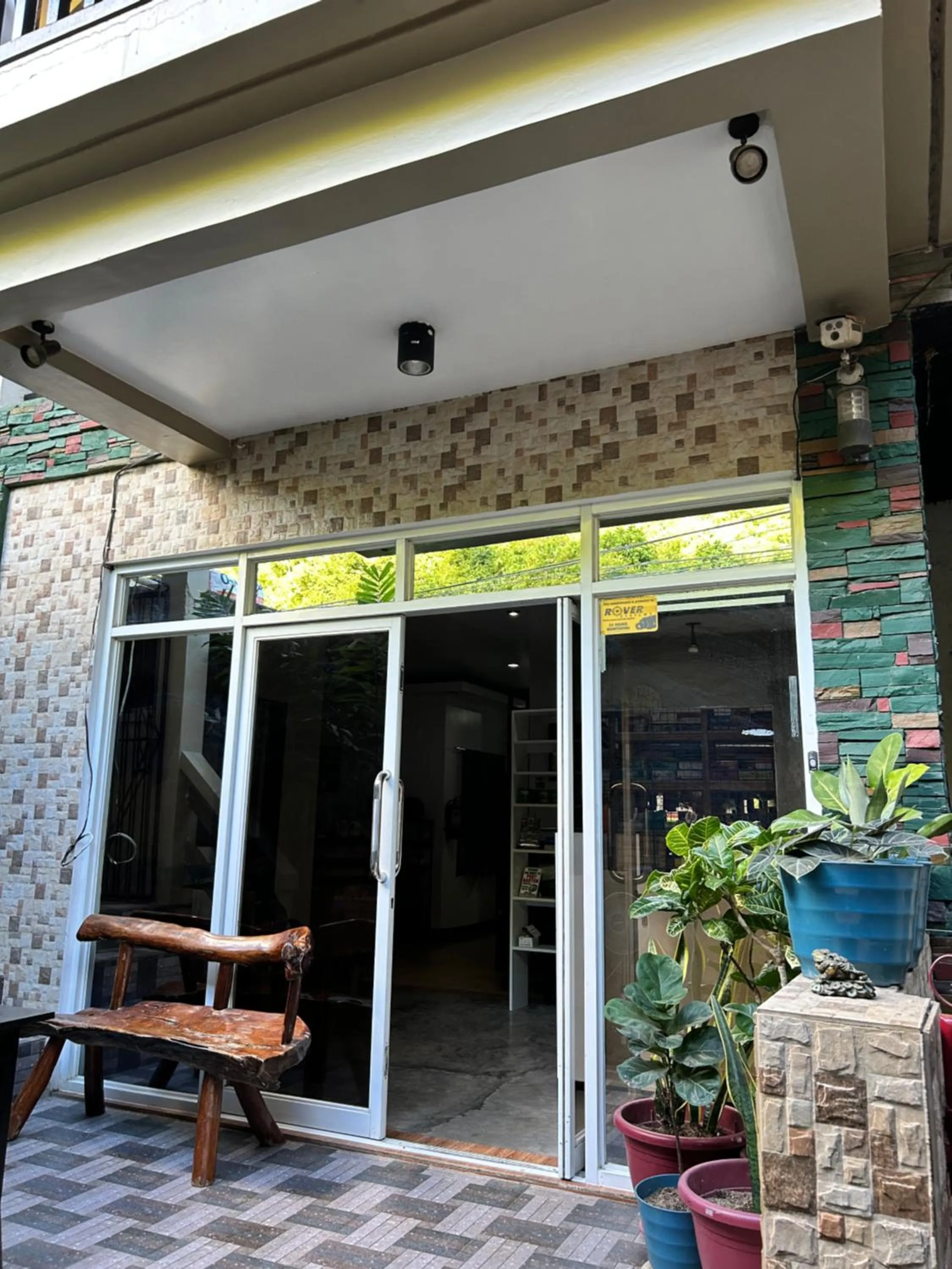 Property building in Seaslugs Travellers Inn