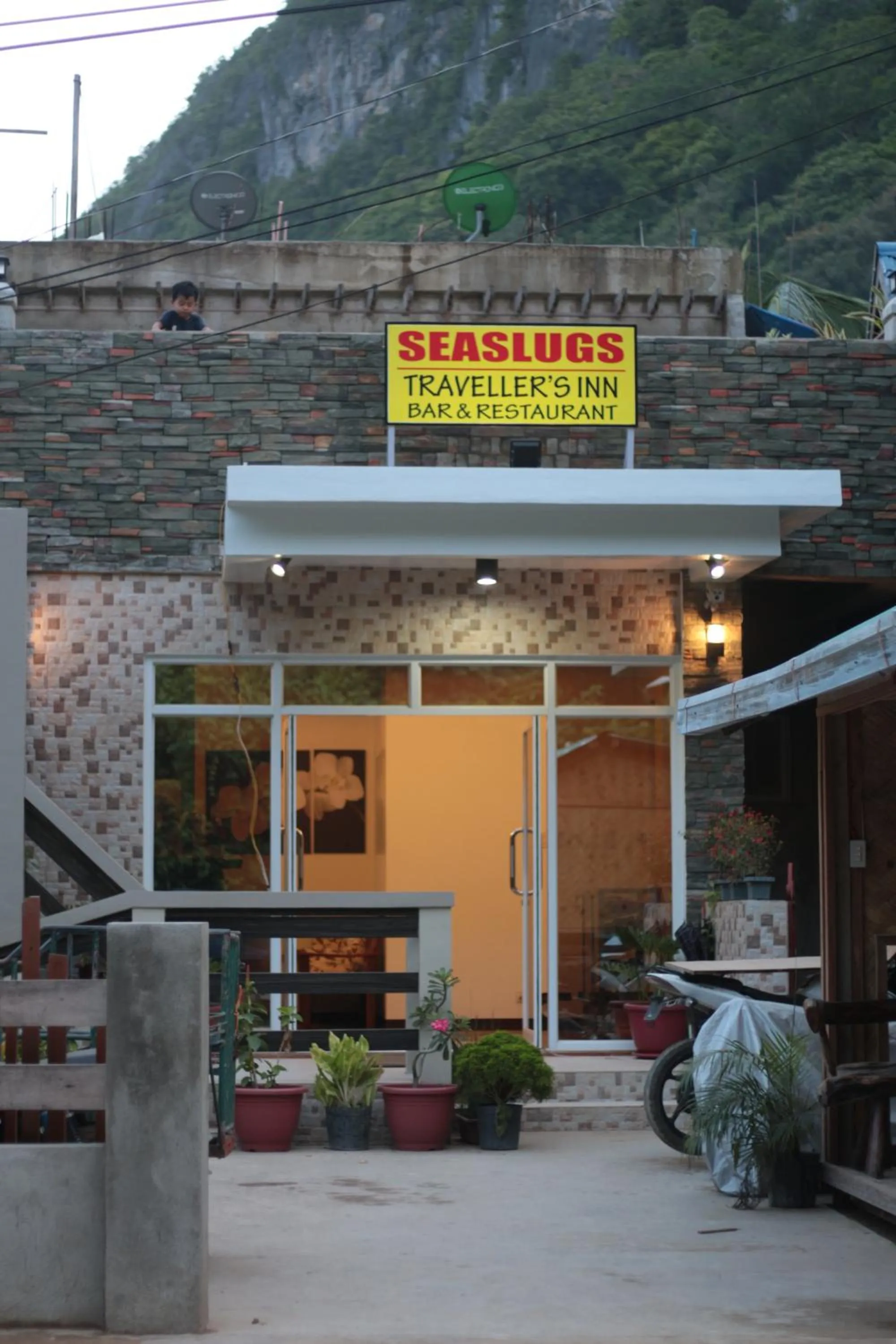 Facade/entrance in Seaslugs Travellers Inn