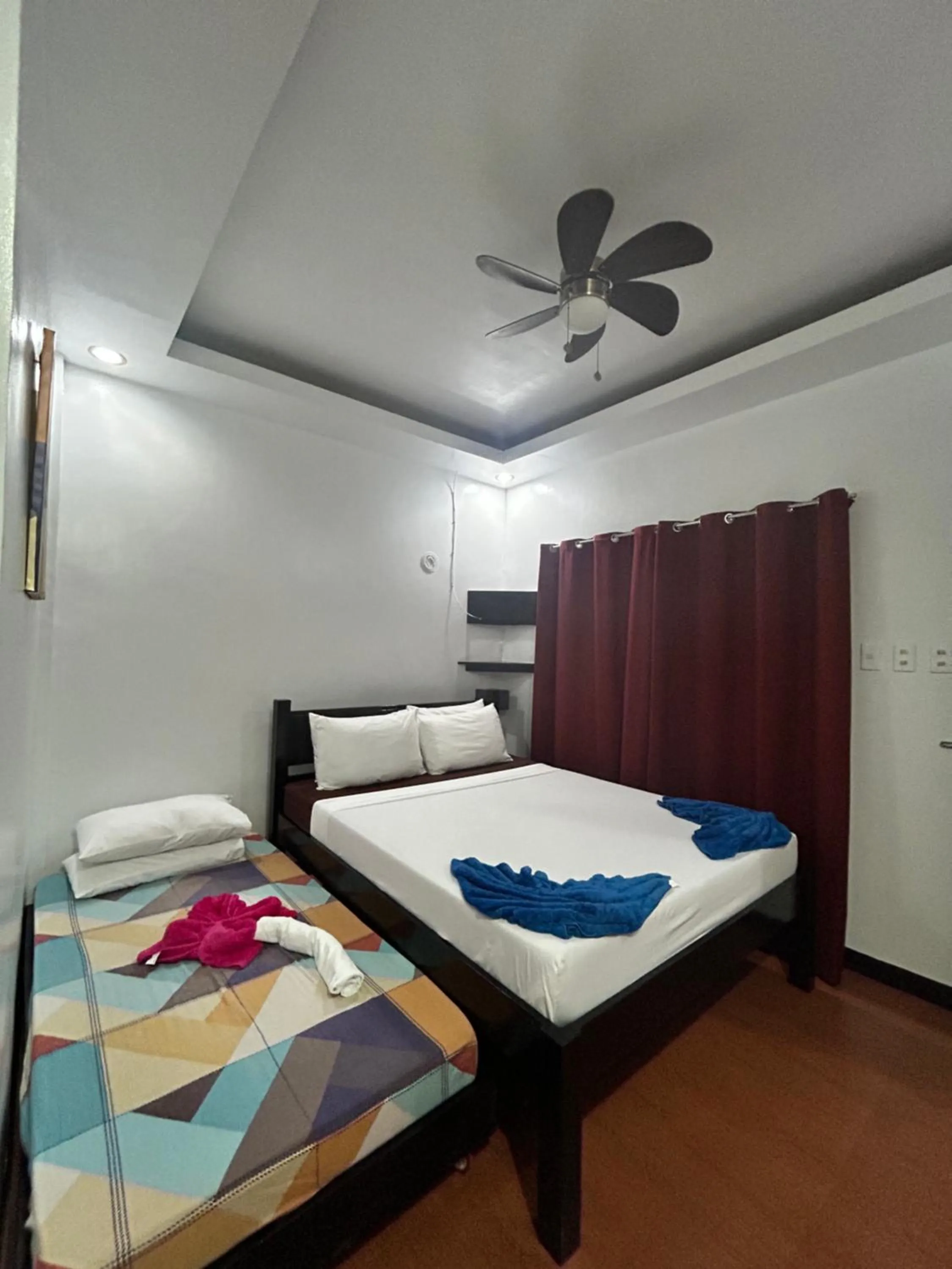 Photo of the whole room, Bed in Seaslugs Travellers Inn