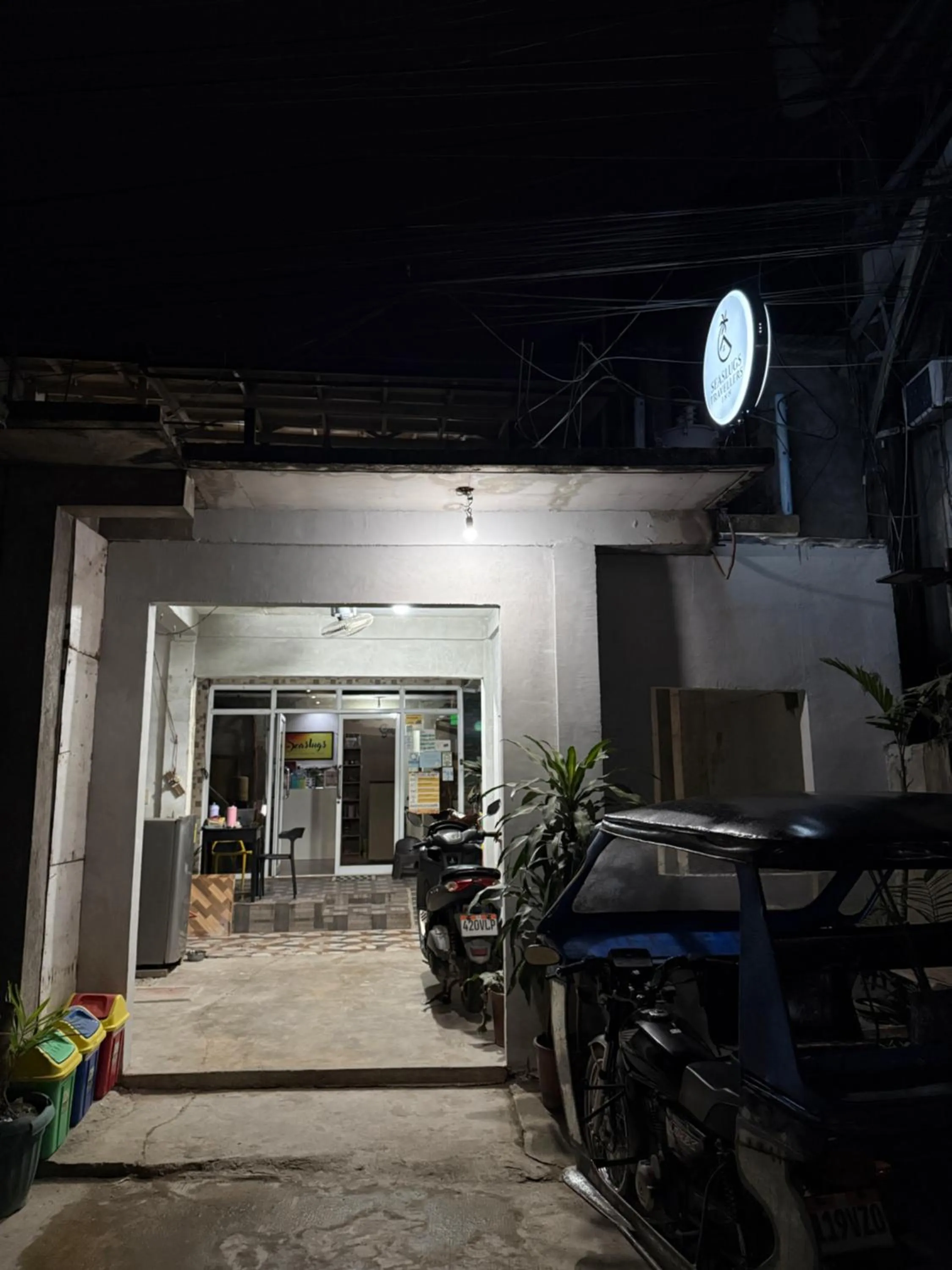 Property building in Seaslugs Travellers Inn