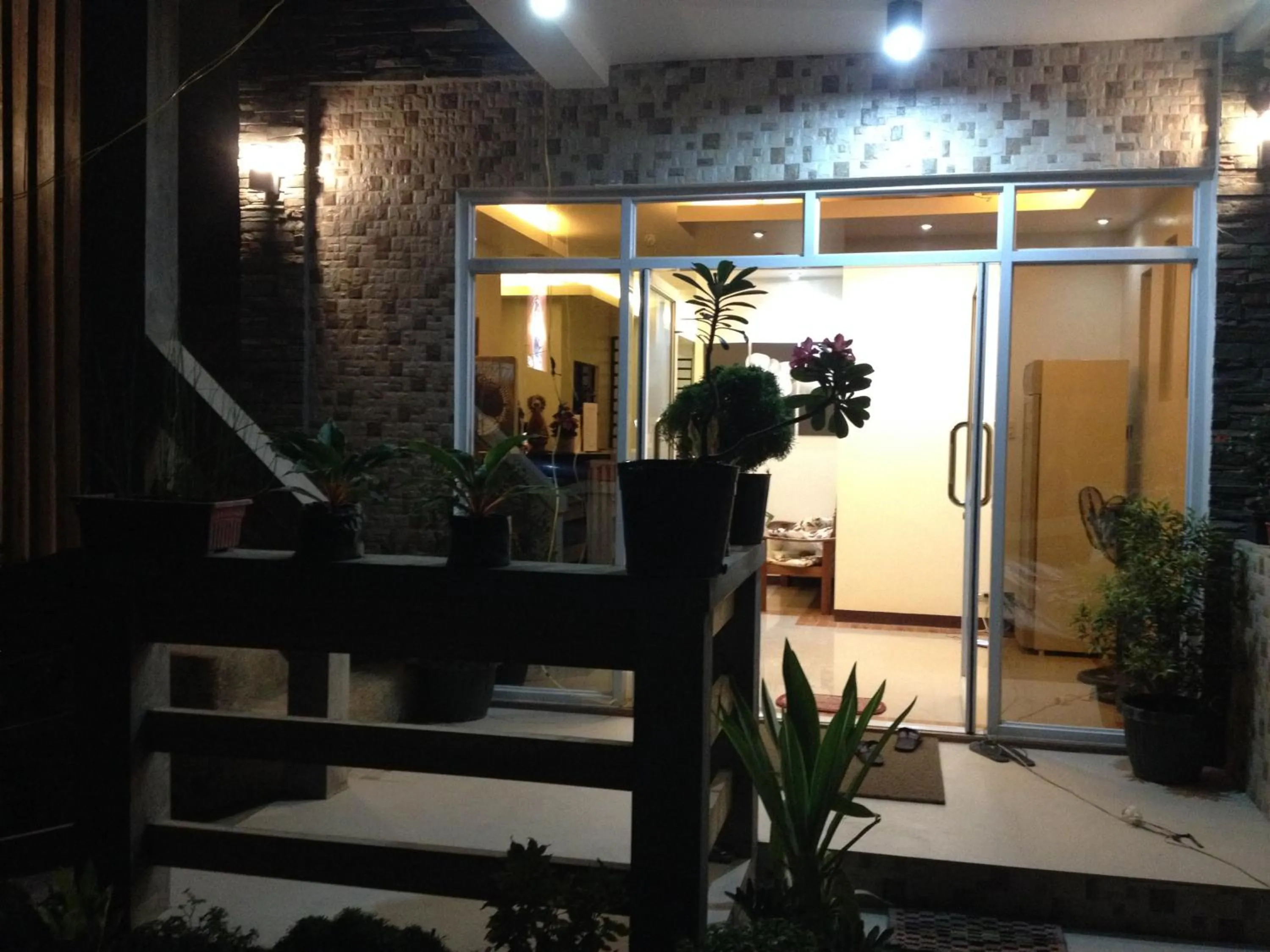 Facade/entrance in Seaslugs Travellers Inn