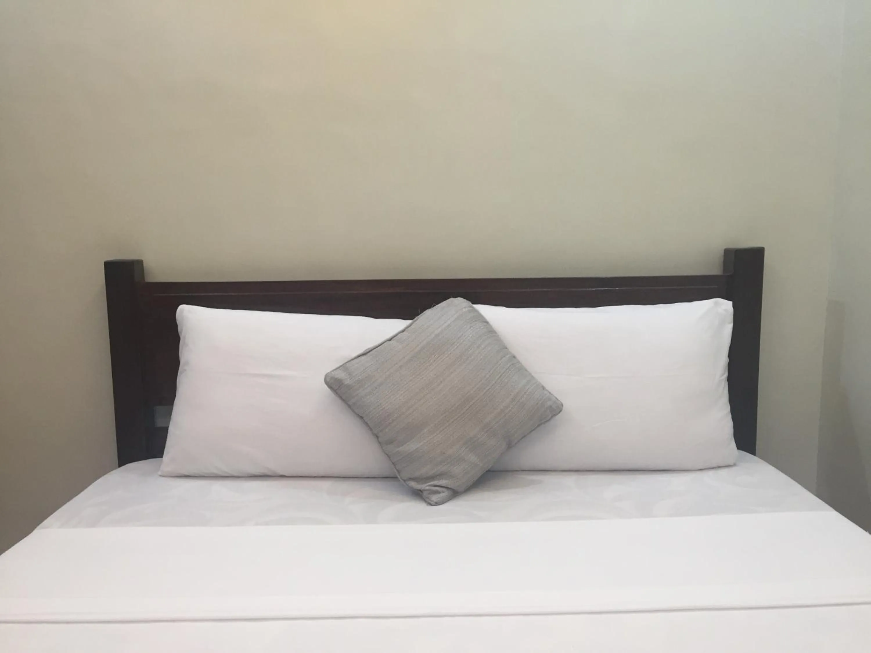 Property building, Bed in Seaslugs Travellers Inn