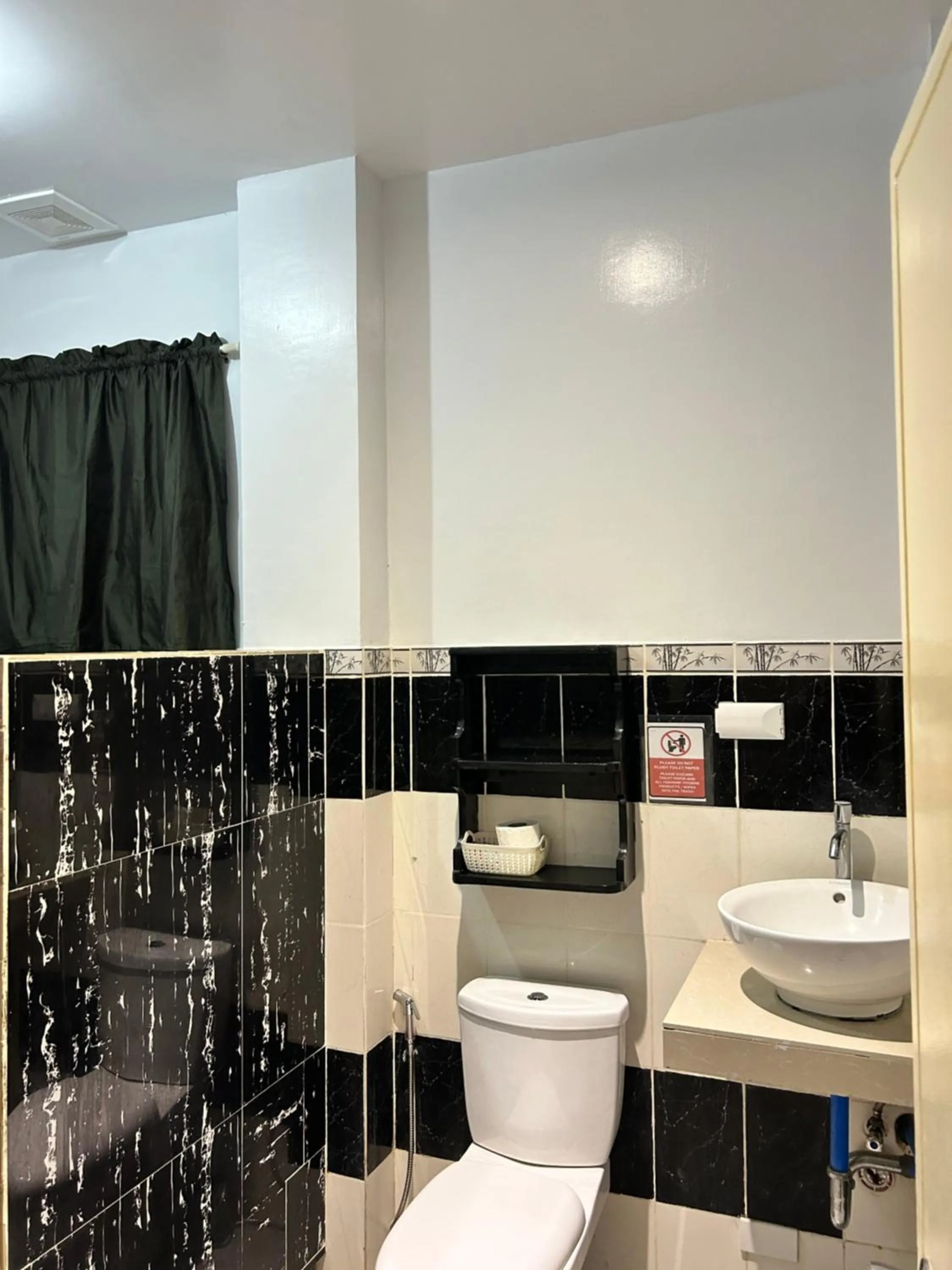 Bathroom in Seaslugs Travellers Inn