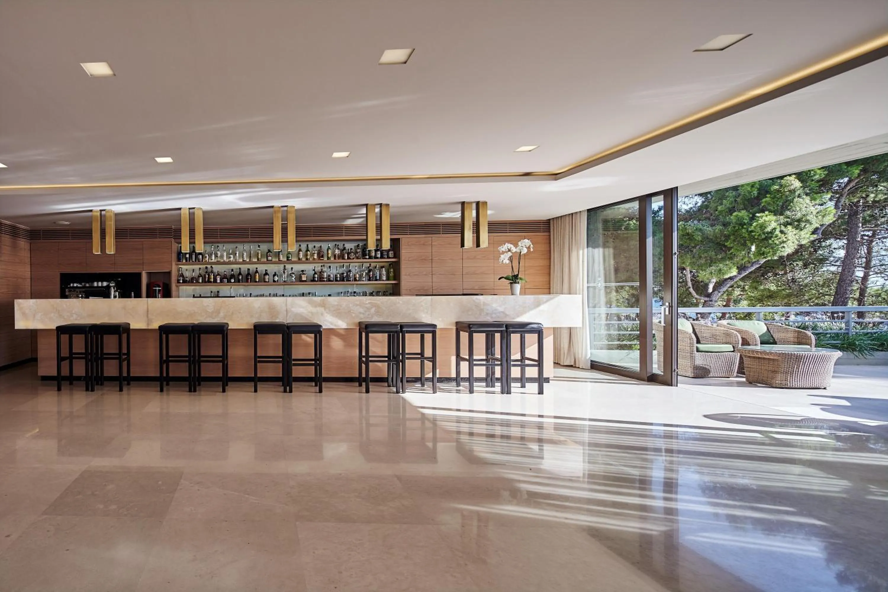 Lounge or bar in White Rocks Hotel Kefalonia