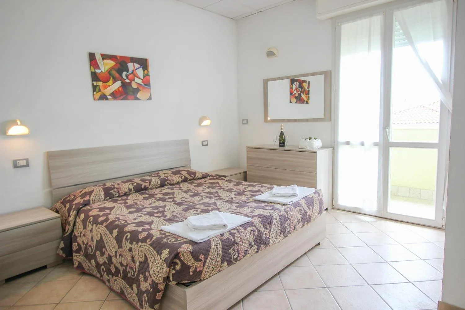 Photo of the whole room, Bed in Residence Eurogarden