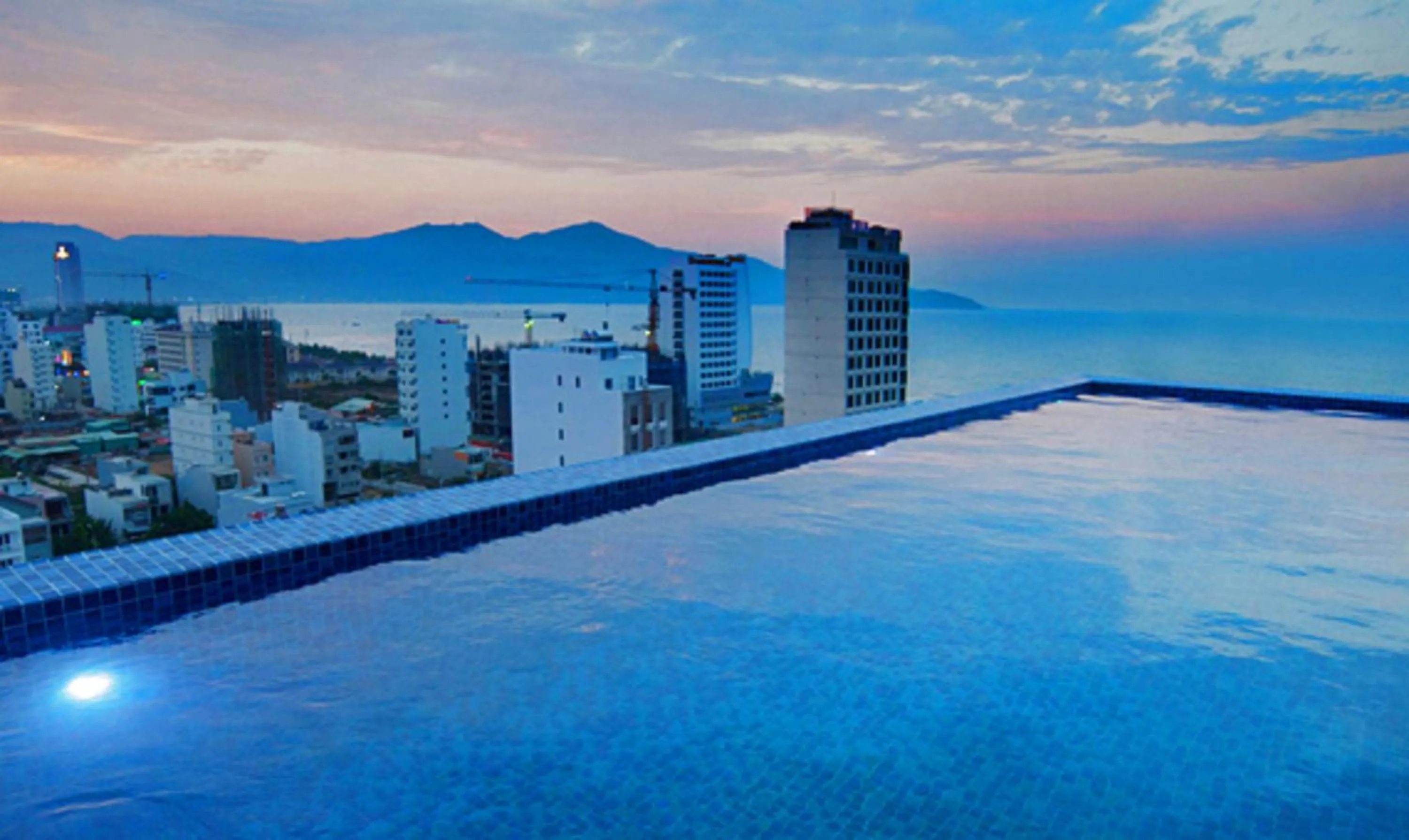Swimming pool in SEA QUEEN Hotel