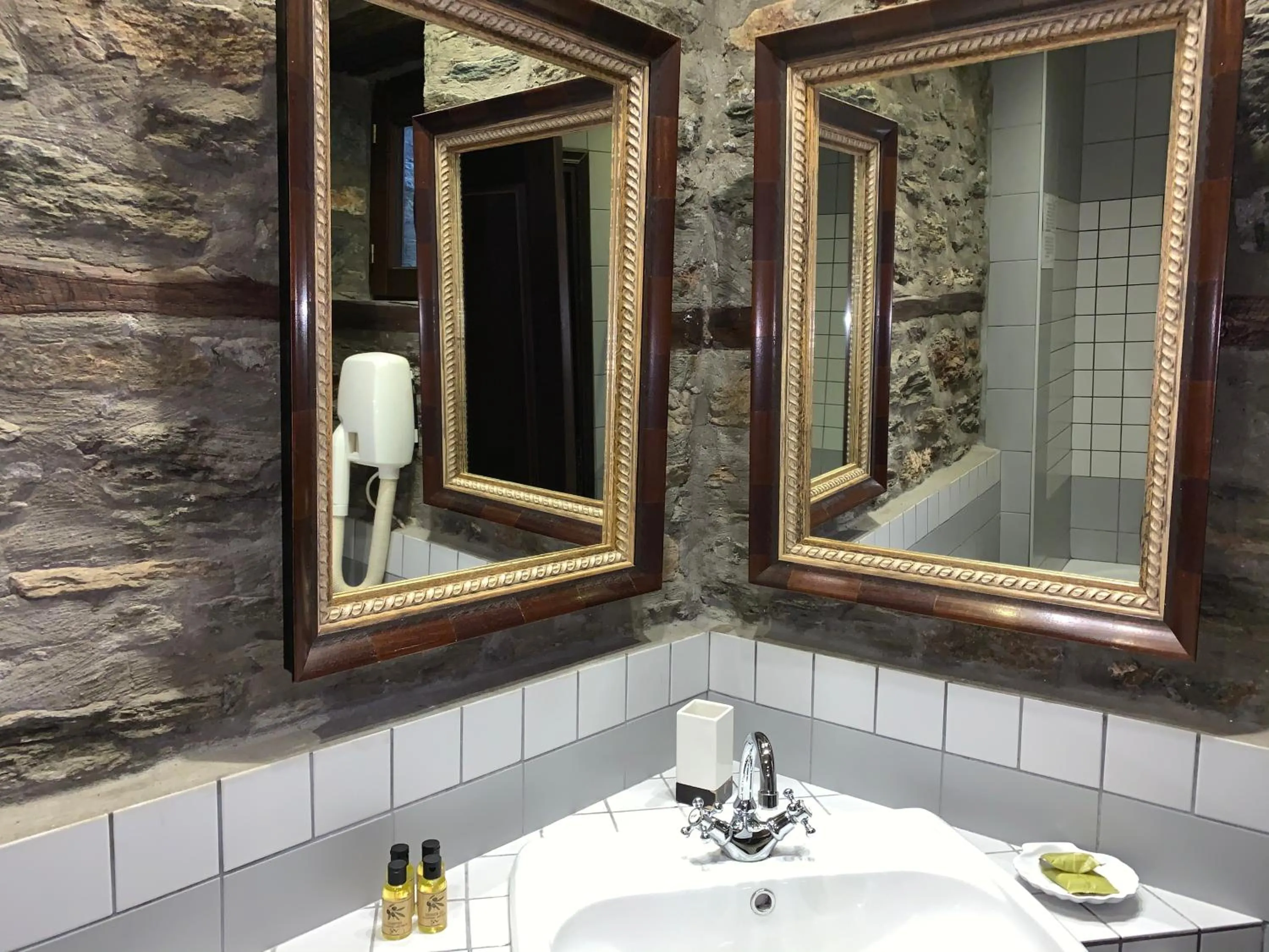 Bathroom in Palio Eleotrivio Guesthouse