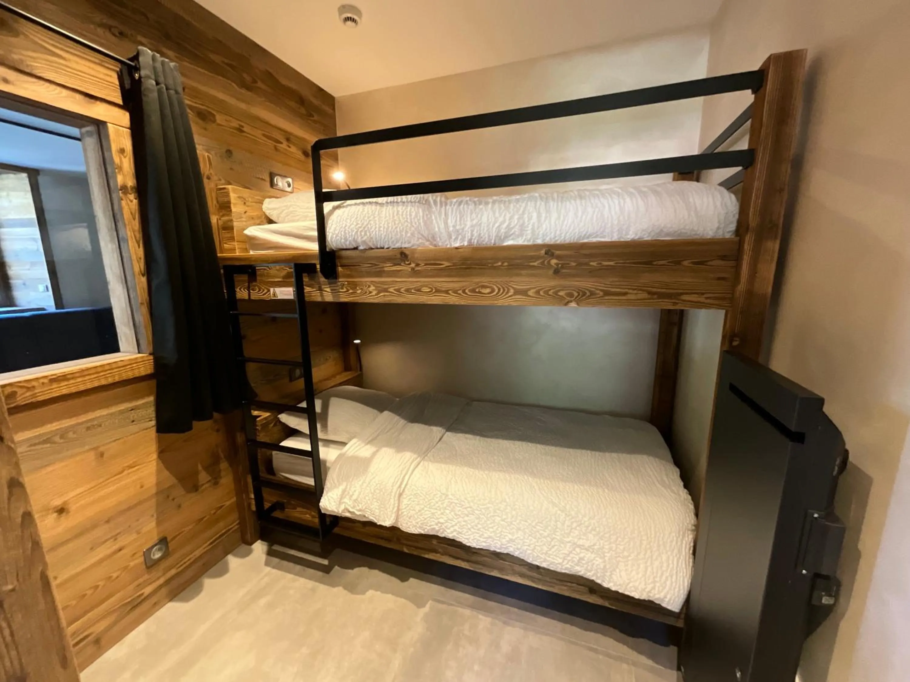 Bedroom, Bed in Gite Roche Des Ducs avec Piscine toute l'année, Spa, Sauna, Hammam