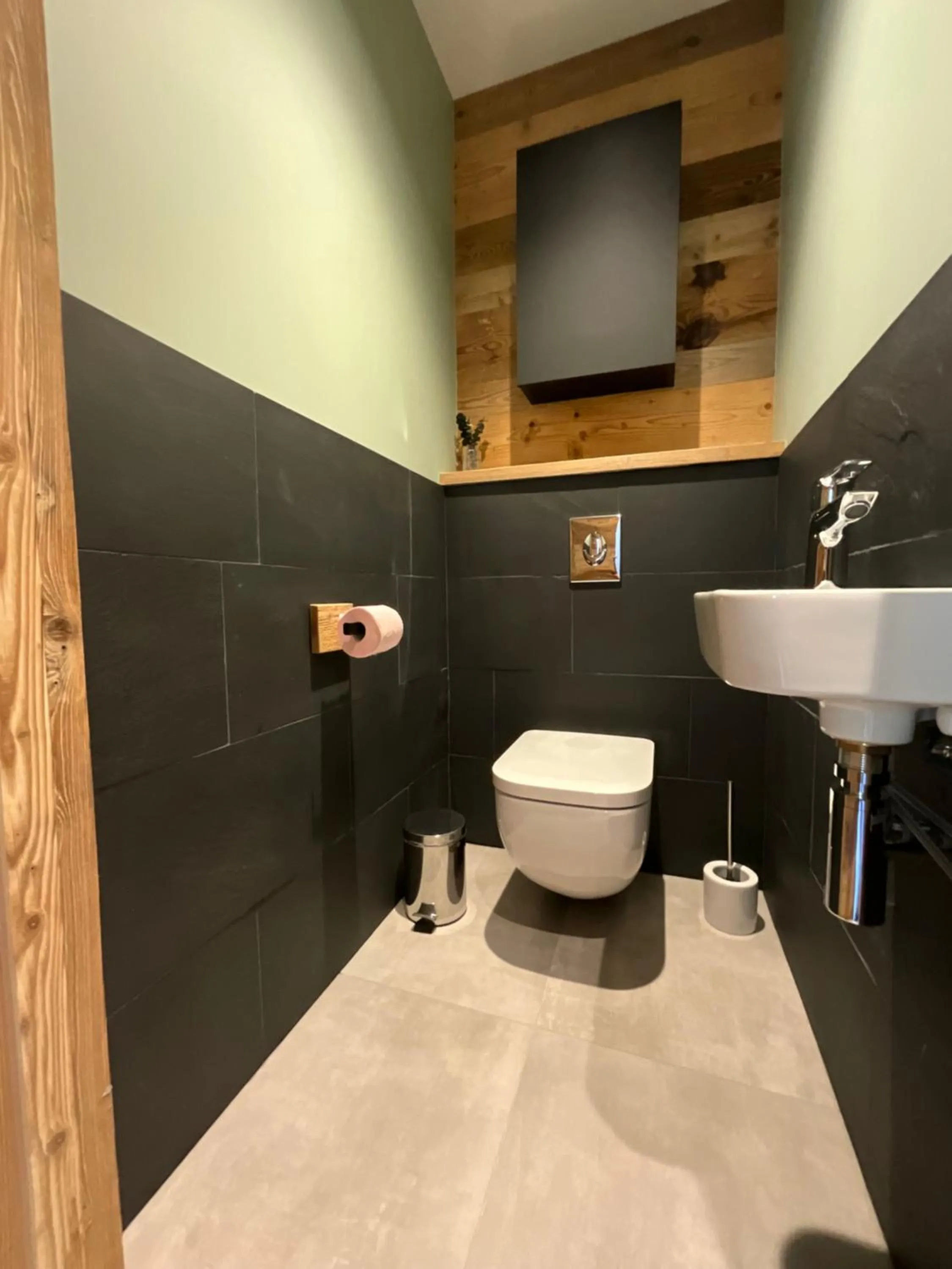 Toilet in Gite Roche Des Ducs avec Piscine toute l'année, Spa, Sauna, Hammam