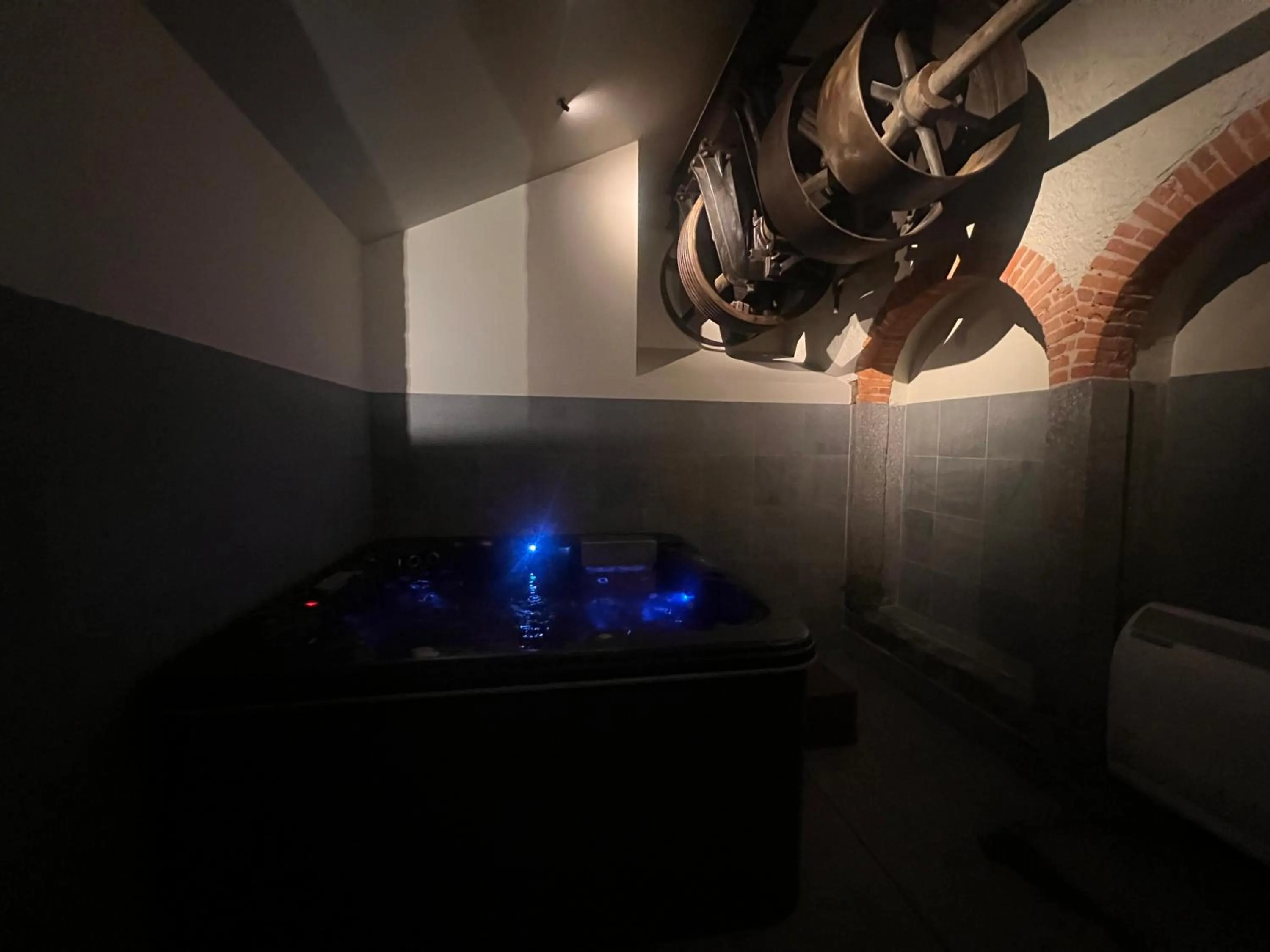 Hot Tub in Gite Roche Des Ducs avec Piscine toute l'année, Spa, Sauna, Hammam