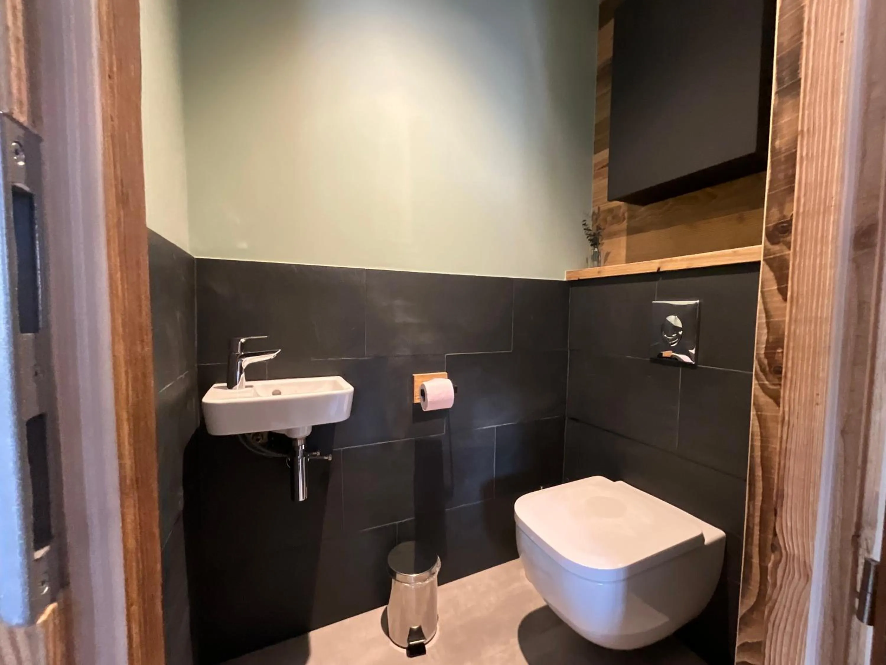 Toilet in Gite Roche Des Ducs avec Piscine toute l'année, Spa, Sauna, Hammam