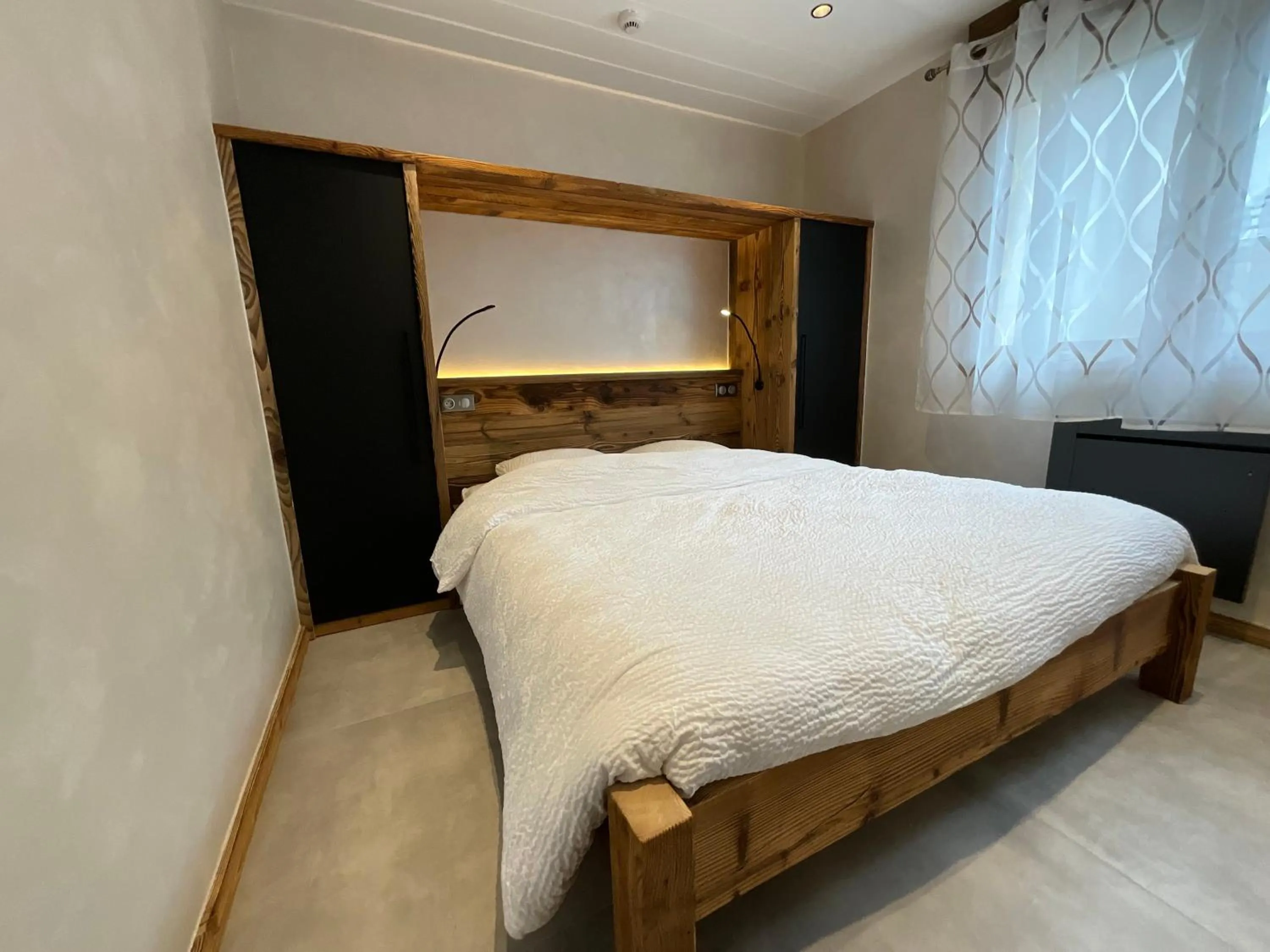 Bedroom, Bed in Gite Roche Des Ducs avec Piscine toute l'année, Spa, Sauna, Hammam