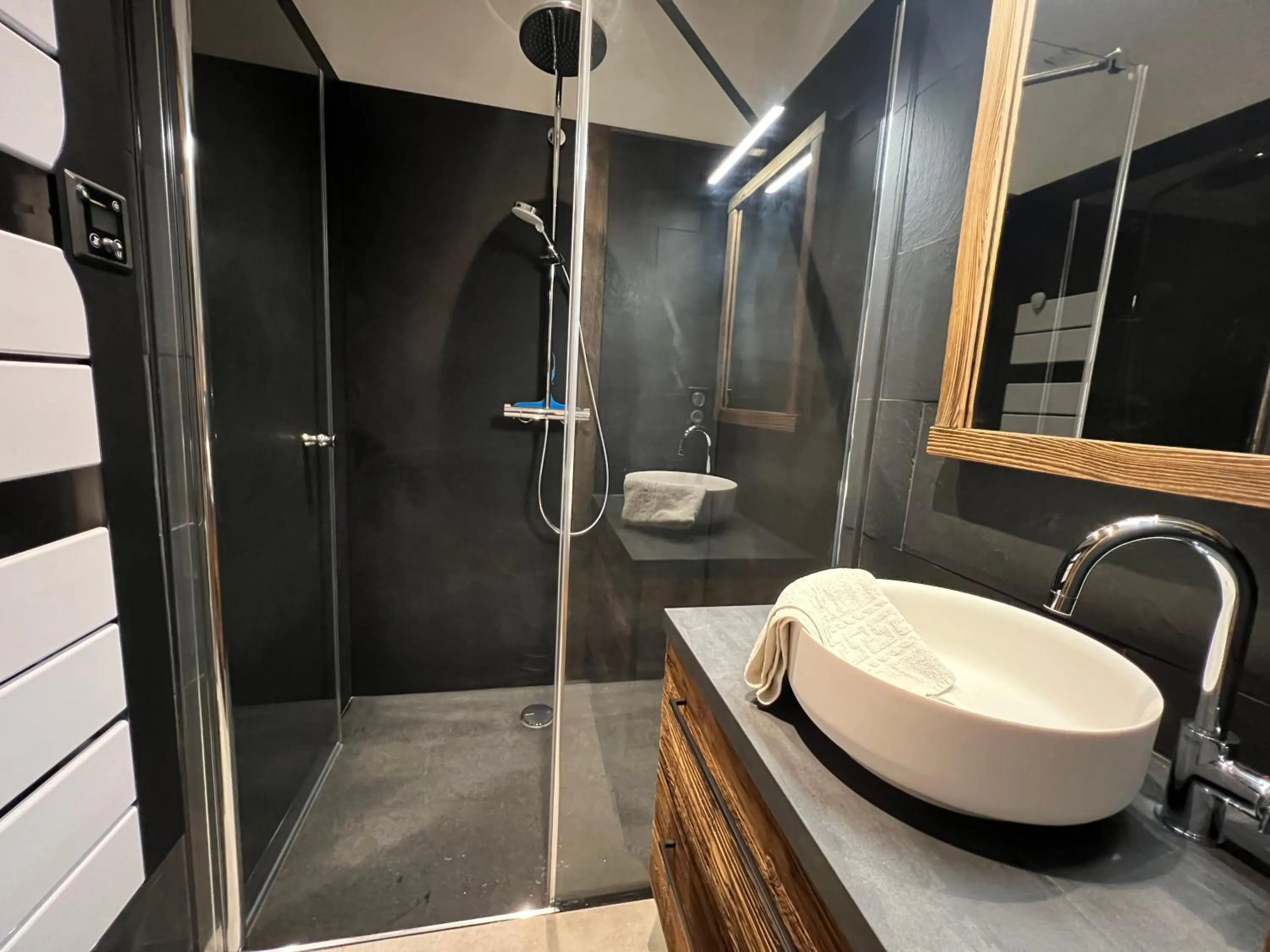 Bathroom in Gite Roche Des Ducs avec Piscine toute l'année, Spa, Sauna, Hammam