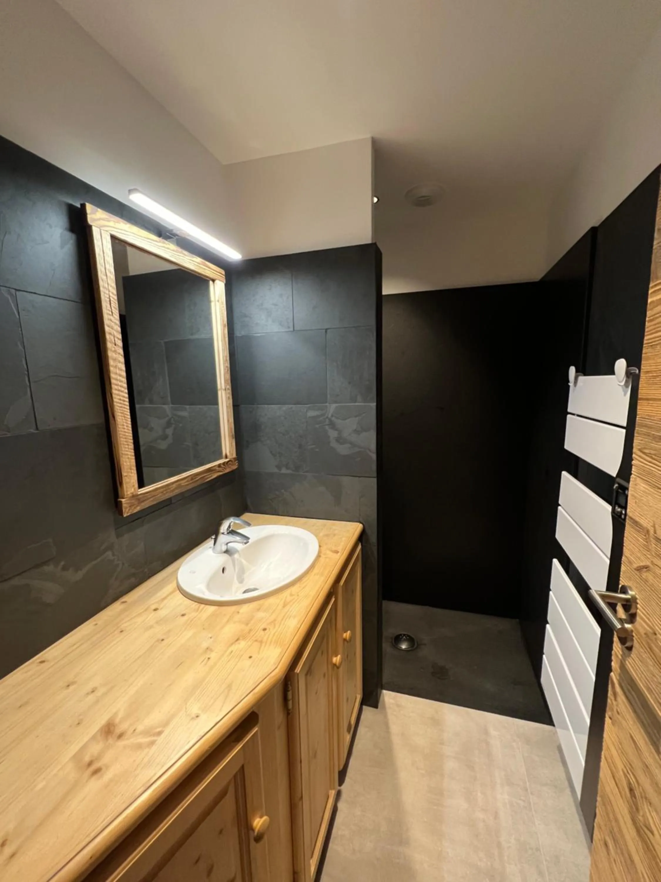 Bathroom in Gite Roche Des Ducs avec Piscine toute l'année, Spa, Sauna, Hammam