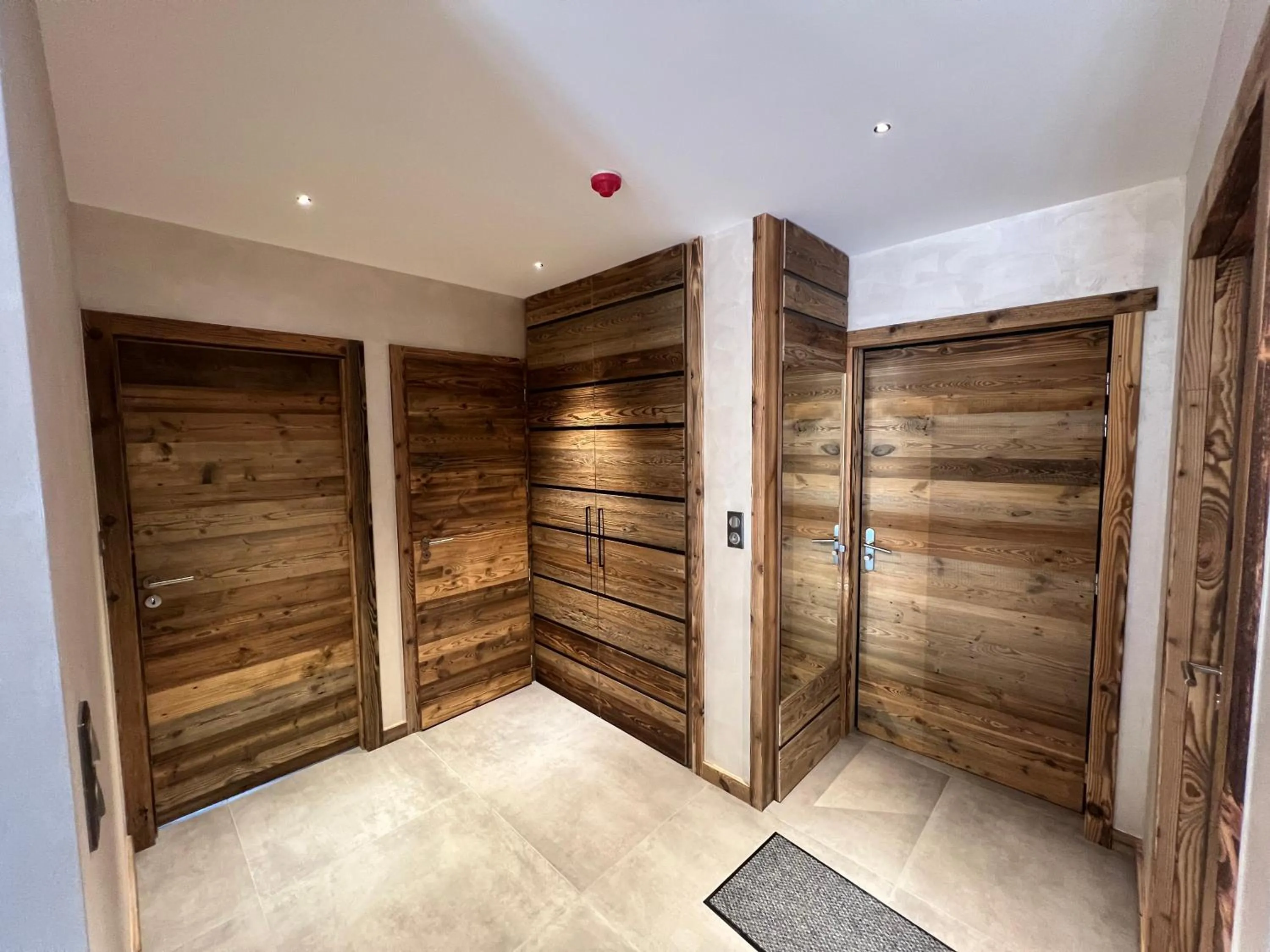 wardrobe in Gite Roche Des Ducs avec Piscine toute l'année, Spa, Sauna, Hammam