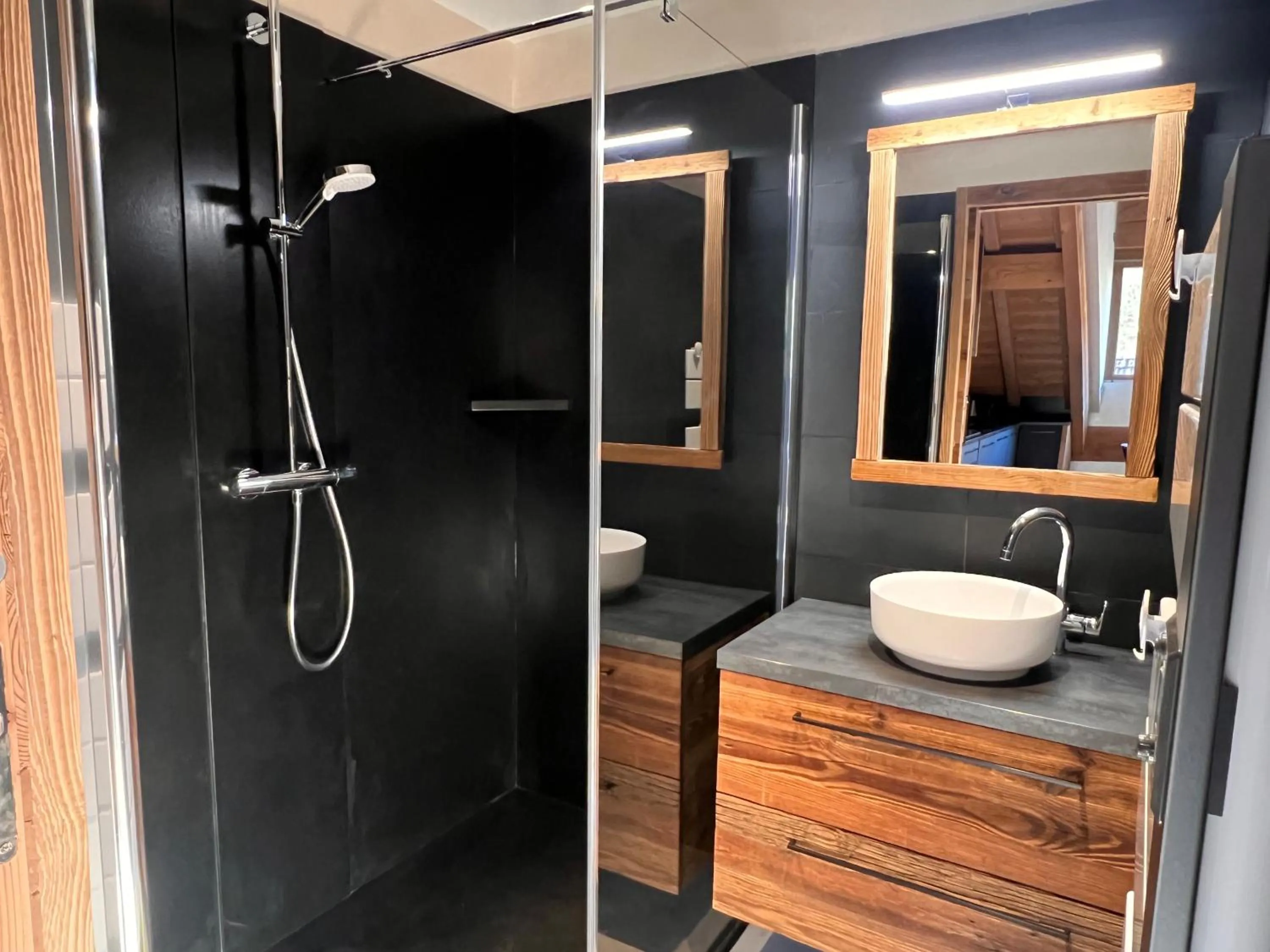 Bathroom in Gite Roche Des Ducs avec Piscine toute l'année, Spa, Sauna, Hammam