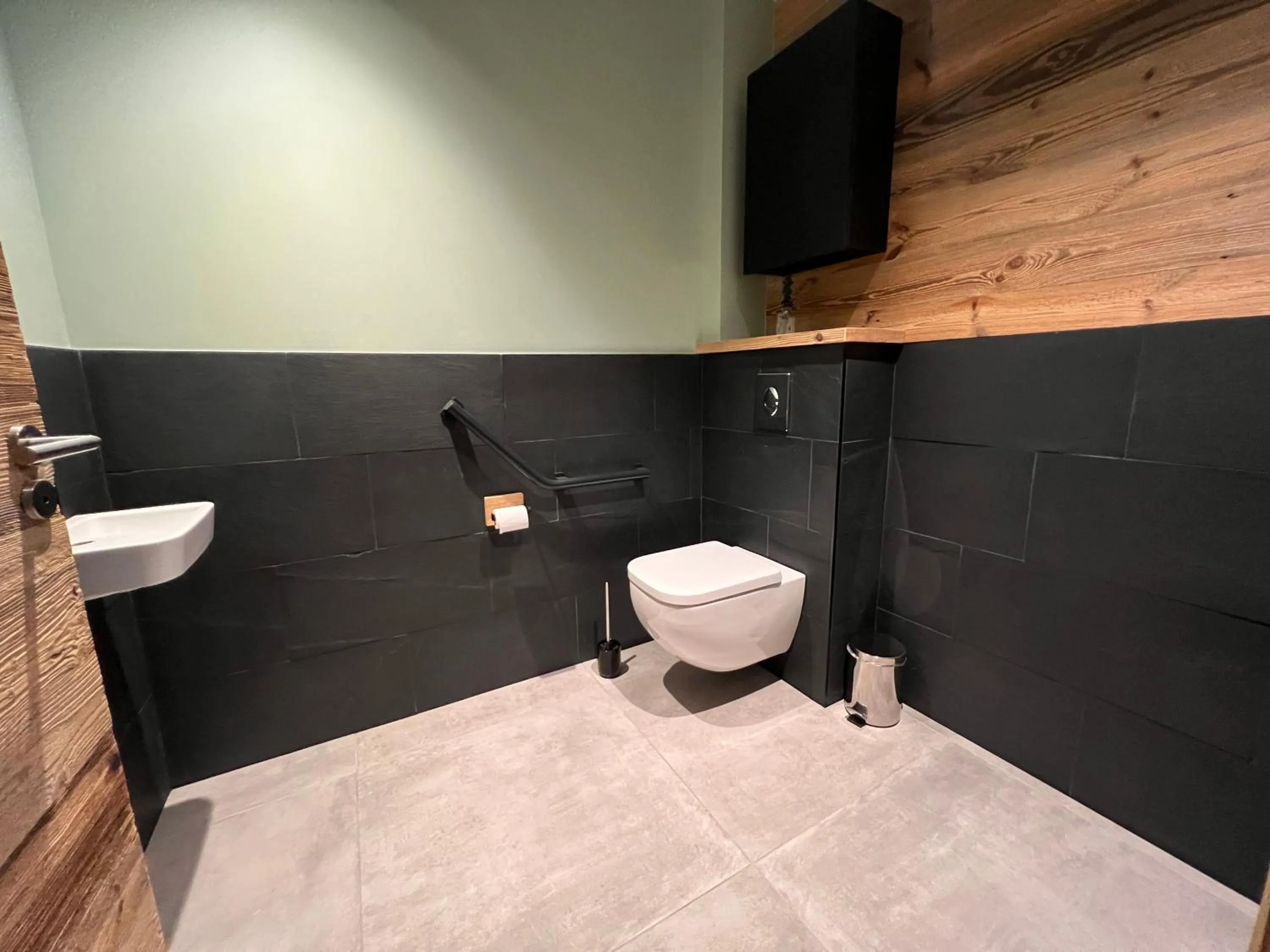 Toilet in Gite Roche Des Ducs avec Piscine toute l'année, Spa, Sauna, Hammam