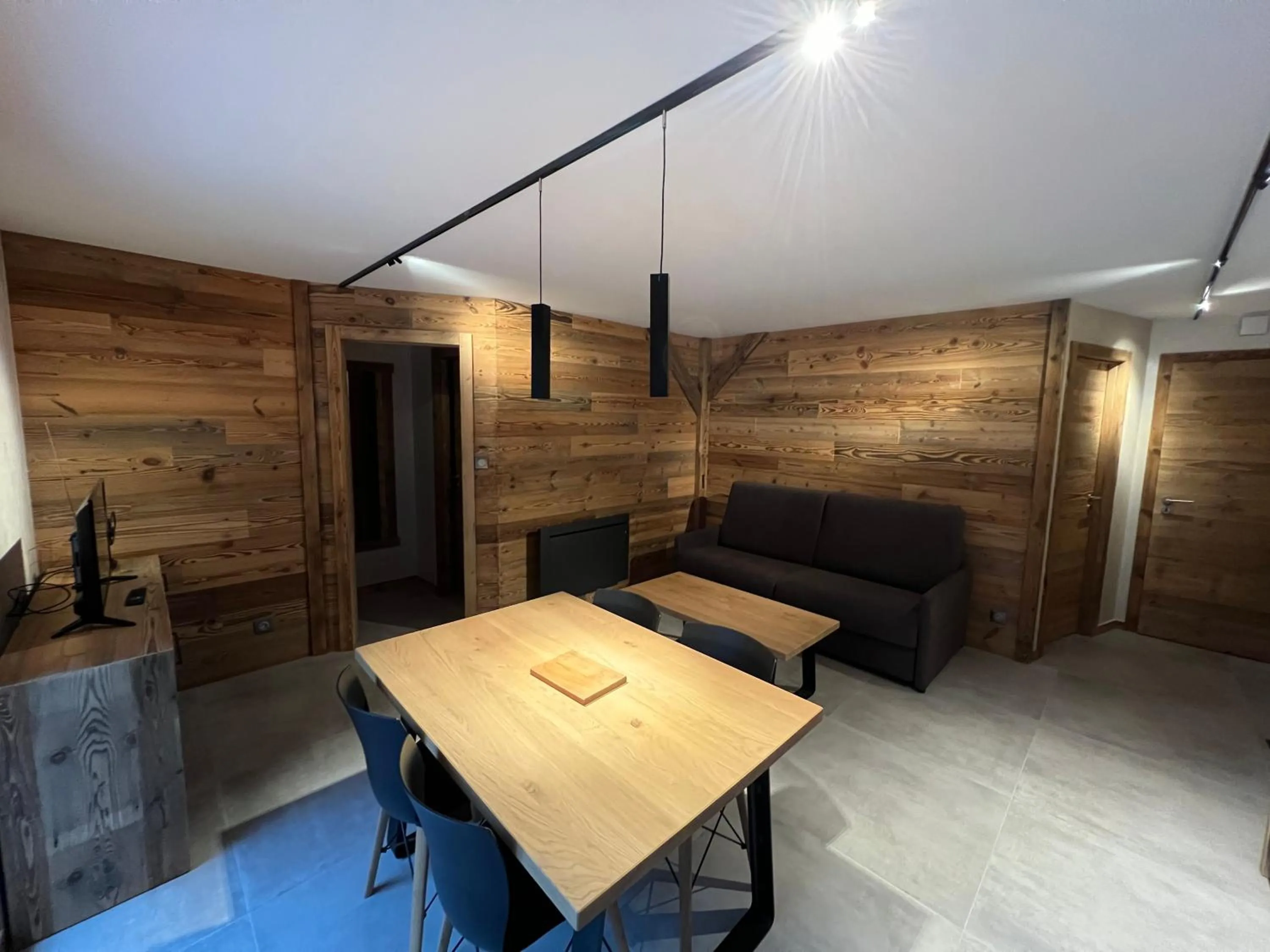 Living room in Gite Roche Des Ducs avec Piscine toute l'année, Spa, Sauna, Hammam