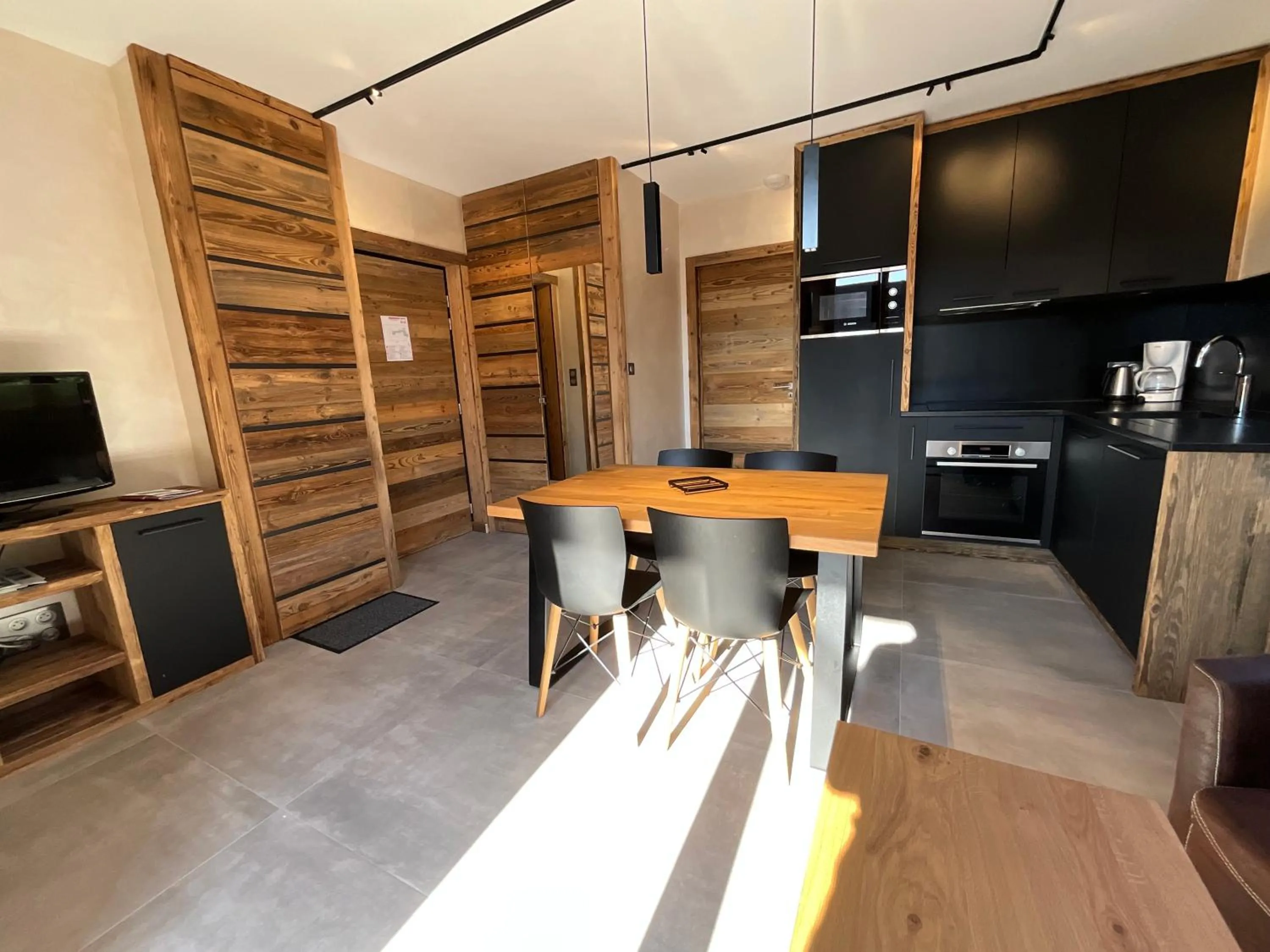 TV and multimedia in Gite Roche Des Ducs avec Piscine toute l'année, Spa, Sauna, Hammam