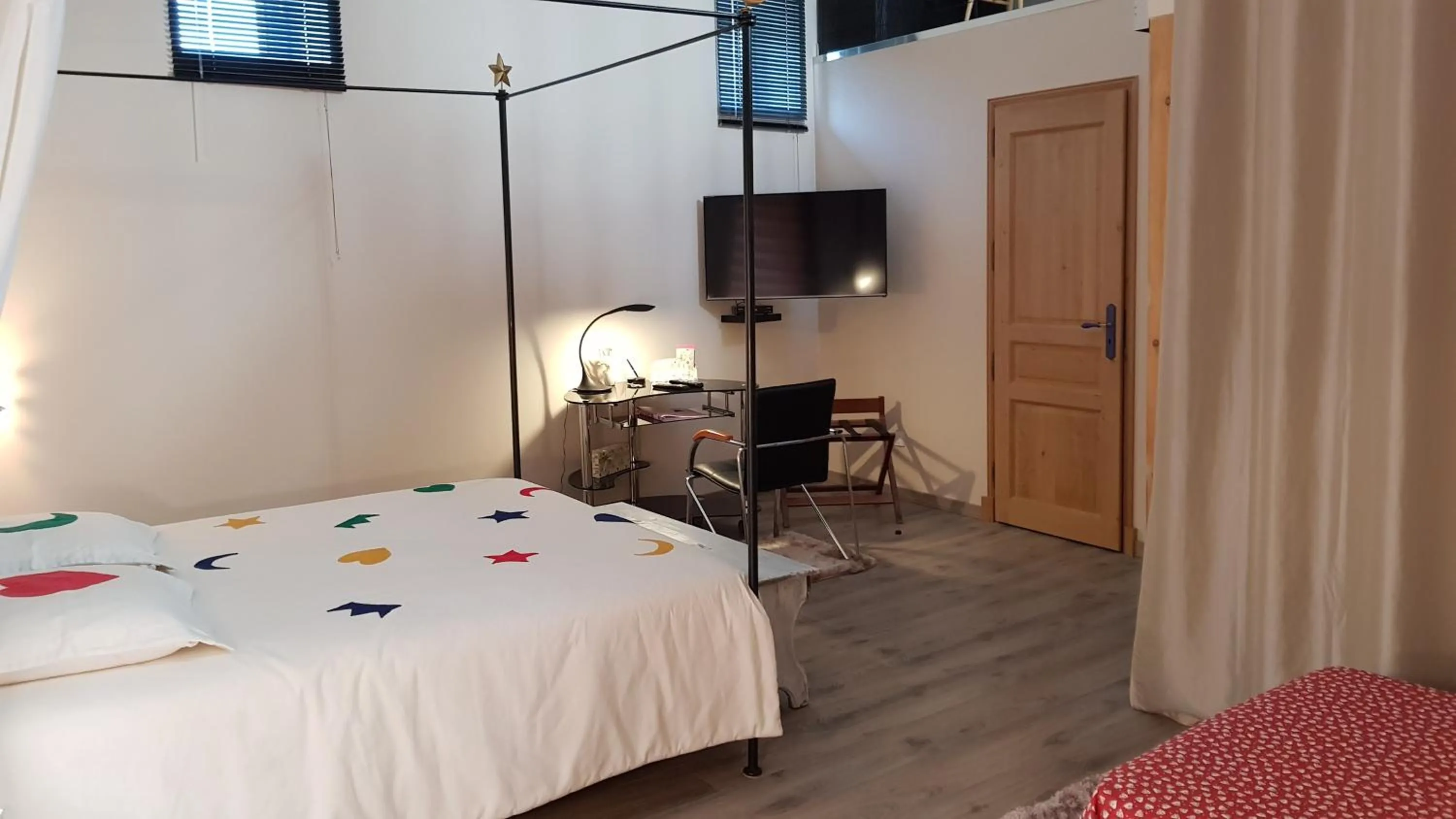 Seating area, Bed in Au Coq Bleu