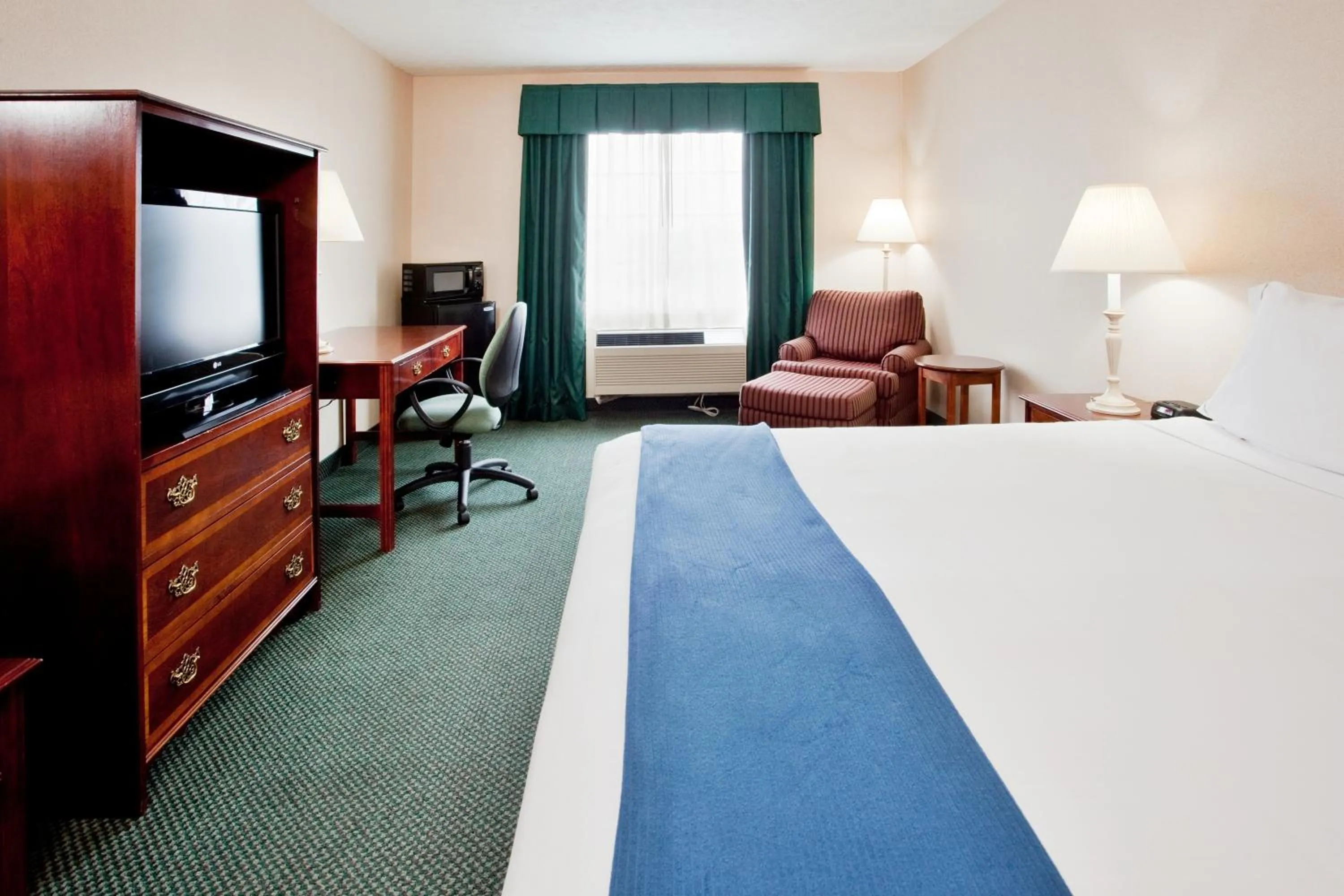 TV and multimedia, Bed in Quality Inn Kilmarnock