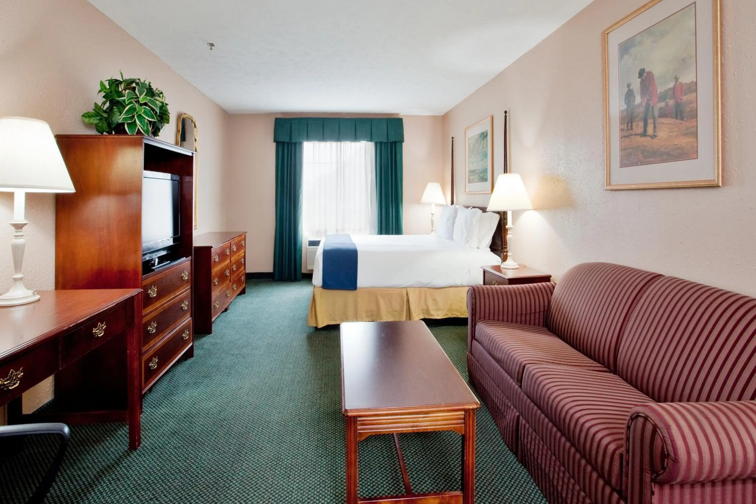 Photo of the whole room in Quality Inn Kilmarnock