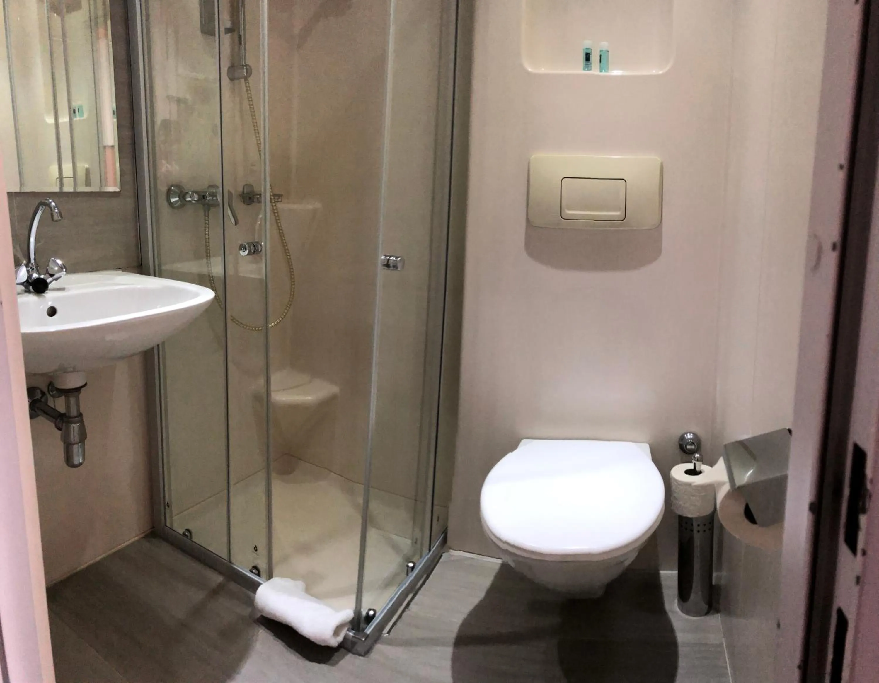 Photo of the whole room in Urban Stay Salzburg City