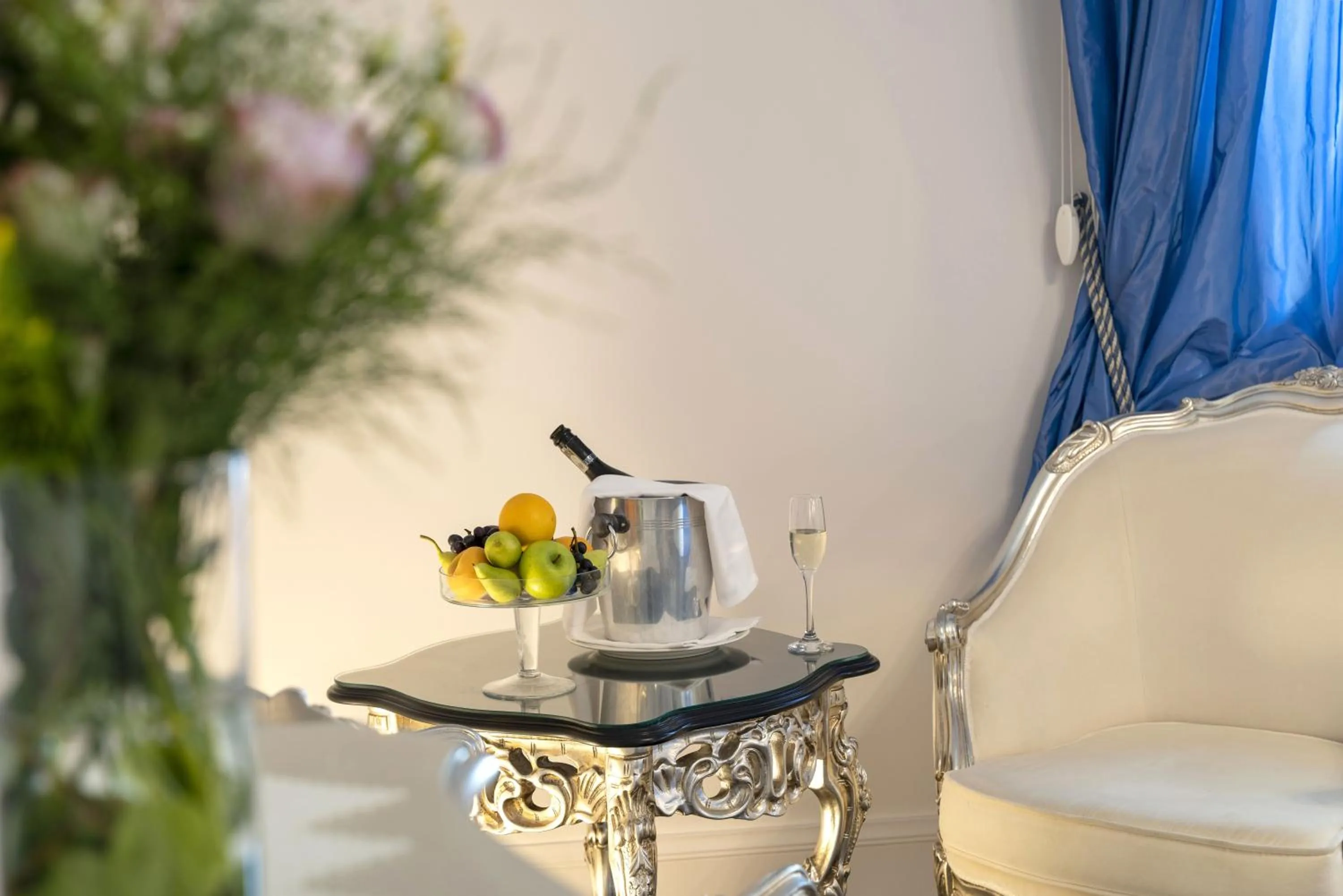 room service in Relais Antica Badia - San Maurizio 1619