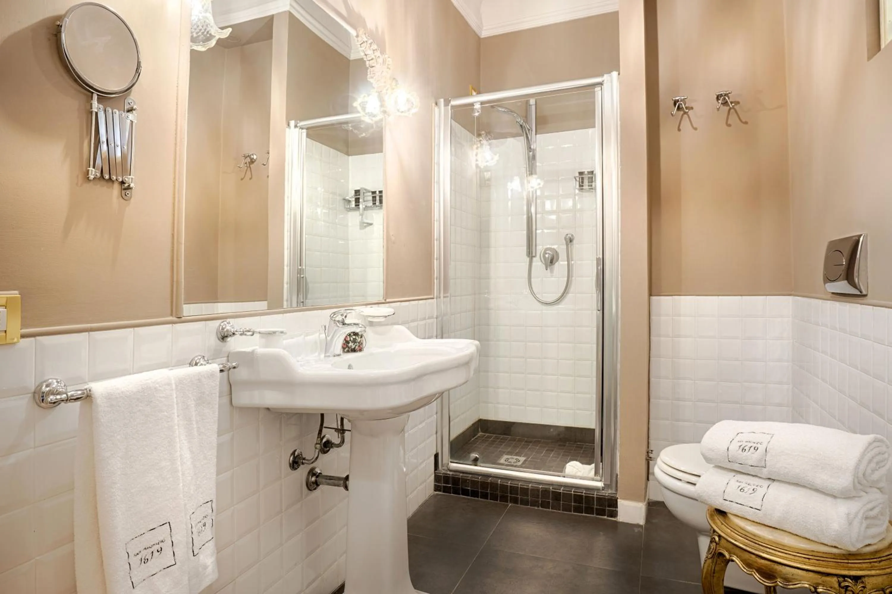 Bathroom in Relais Antica Badia - San Maurizio 1619