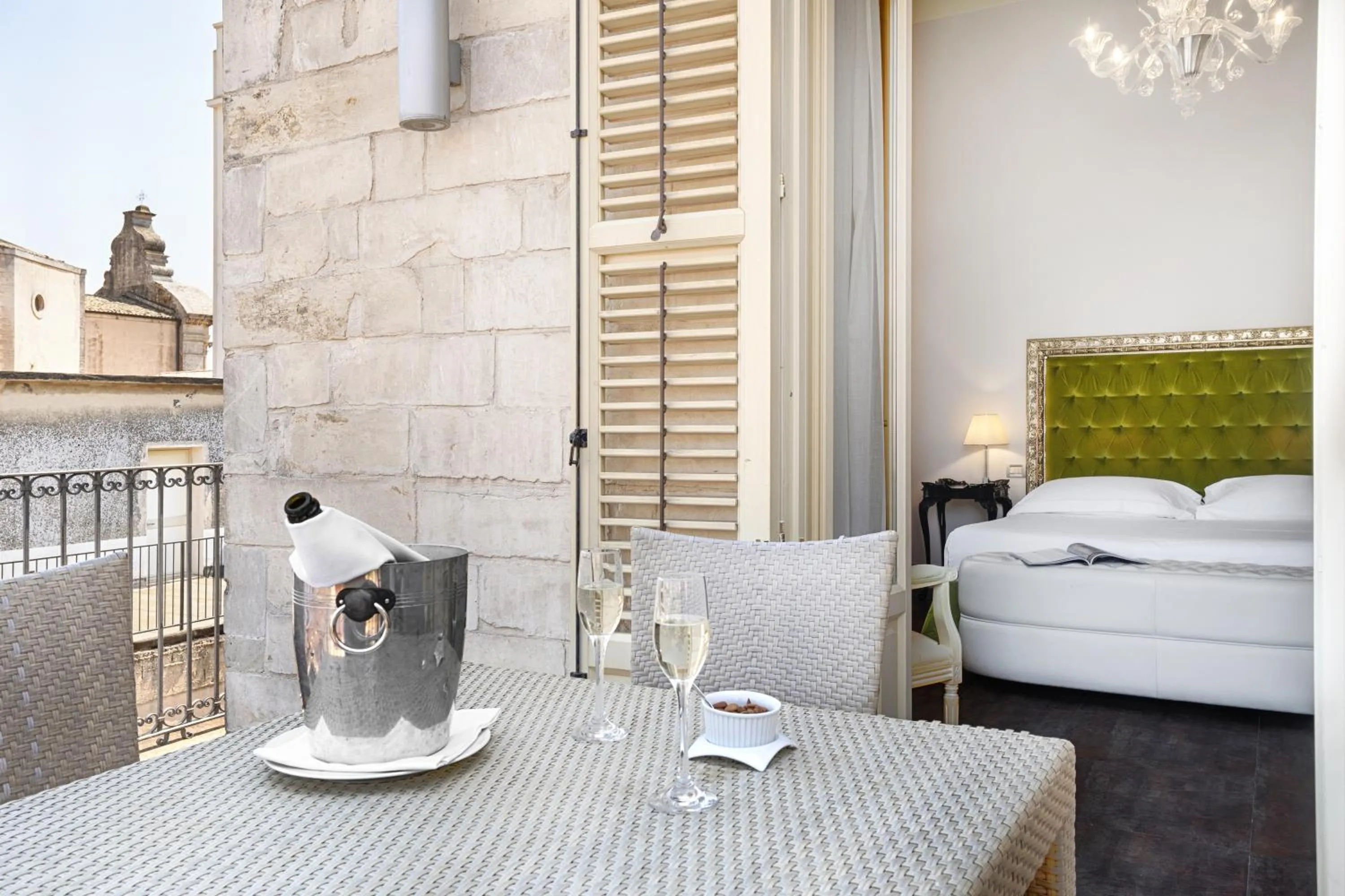 Balcony/Terrace, Bed in Relais Antica Badia - San Maurizio 1619