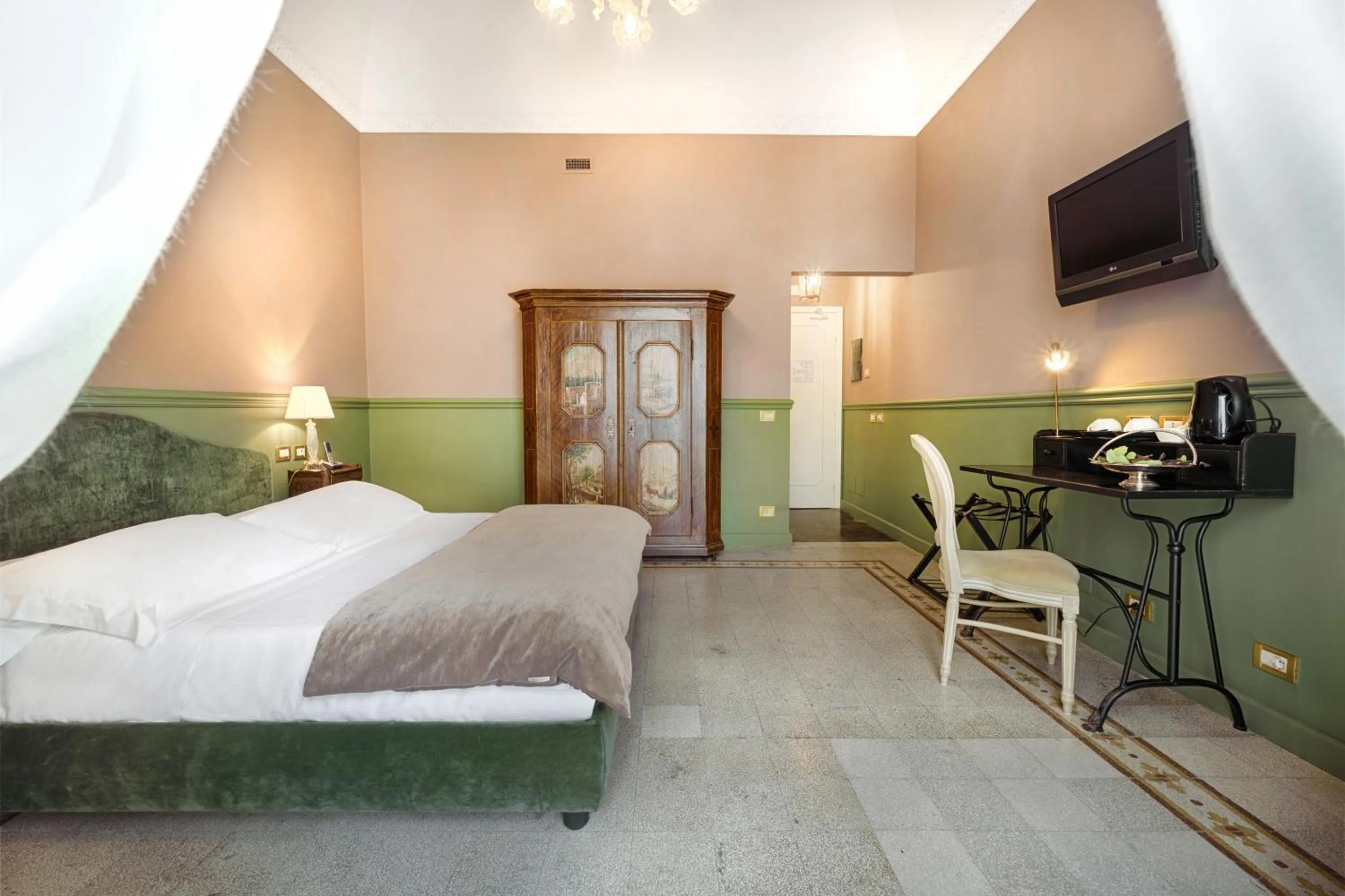 Photo of the whole room, Bed in Relais Antica Badia - San Maurizio 1619