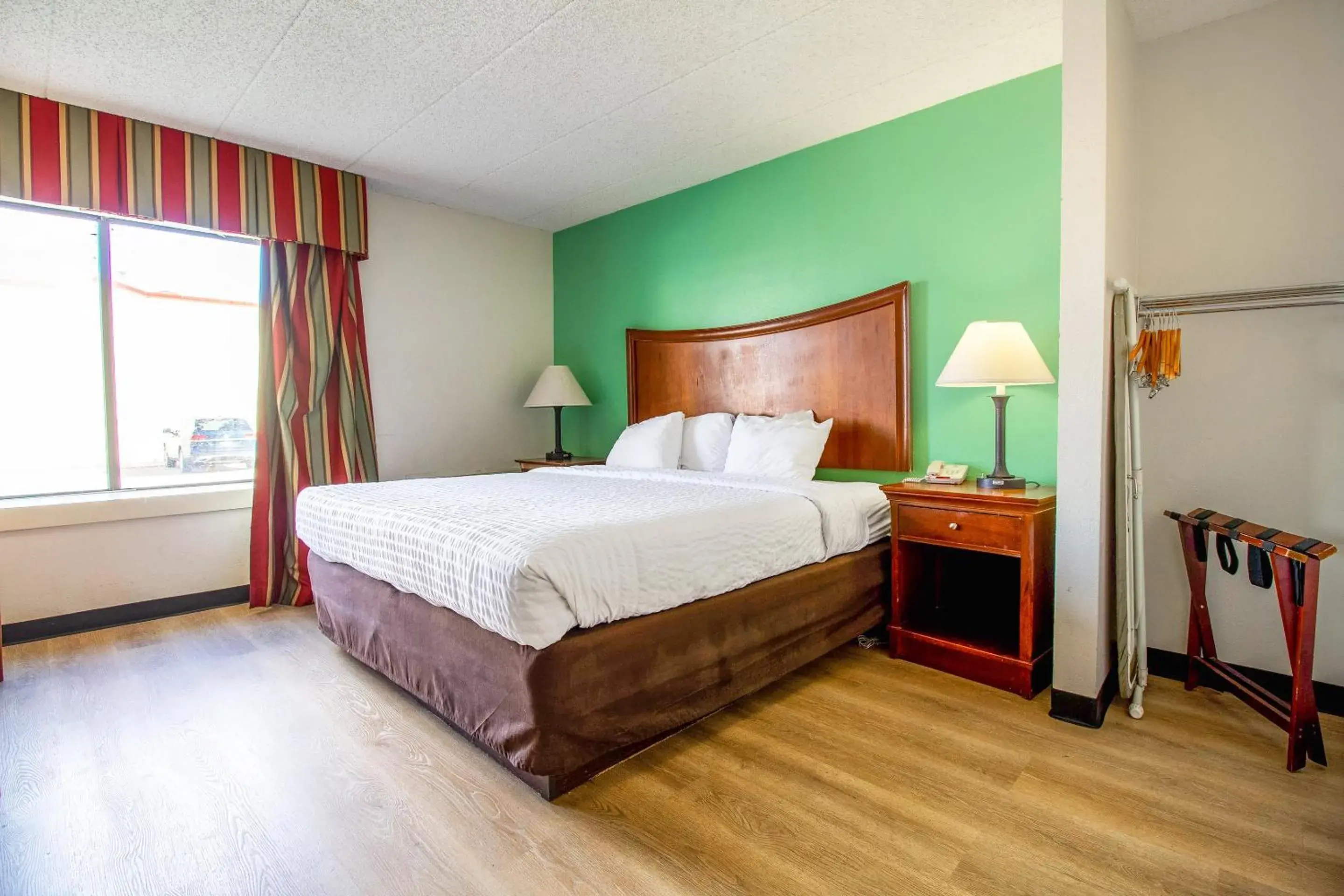 King Room - Accessible in Tulsa Square Hotel Central, I-44 By OYO King Room - Accessible in Tulsa Square Hotel Central, I-44 By OYO