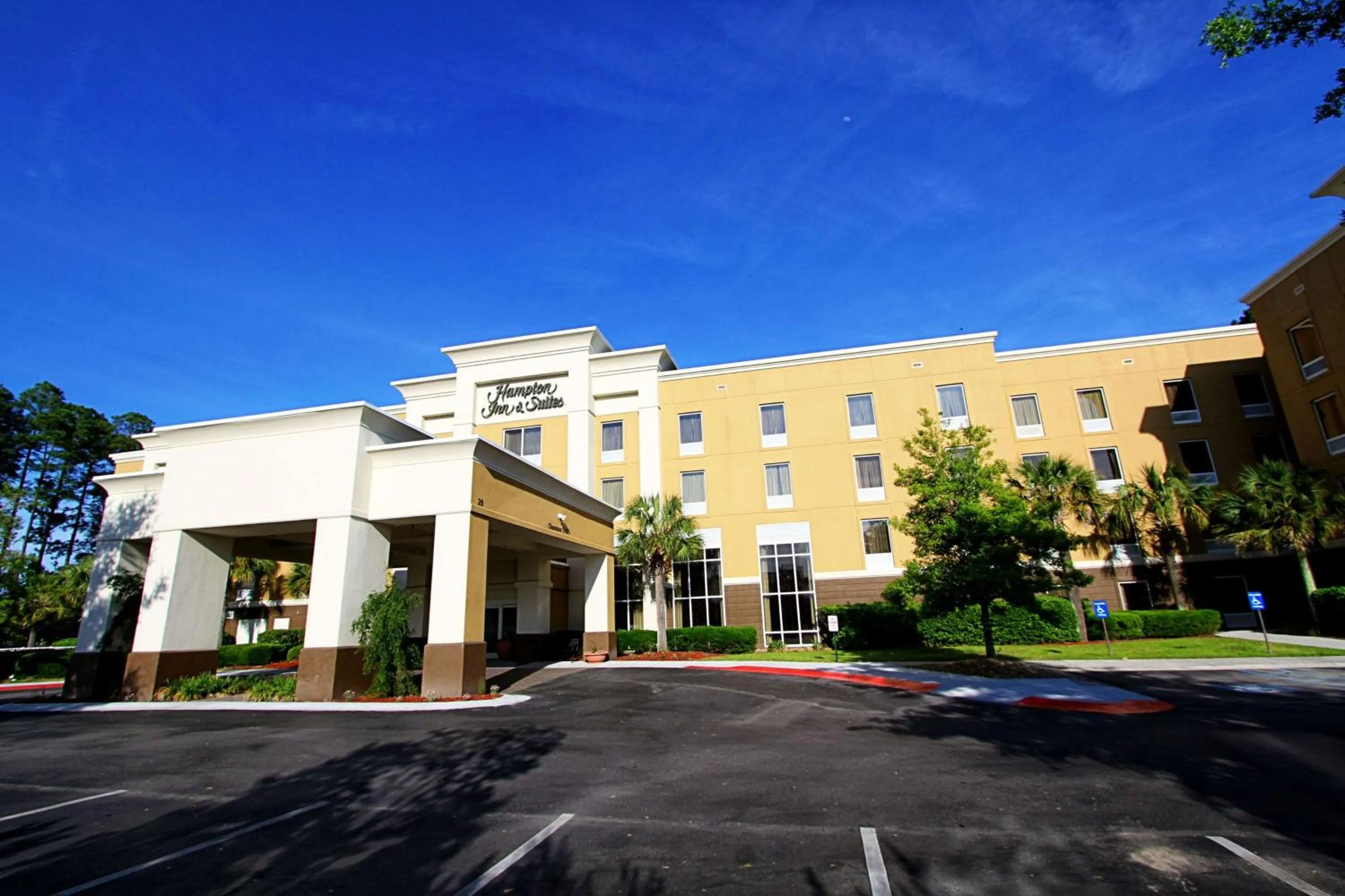 Property building in Hampton Inn & Suites Bluffton-Sun City