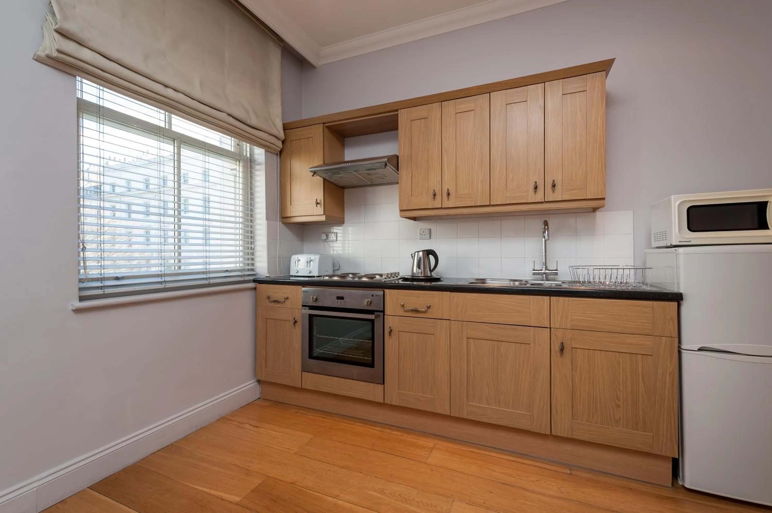 Kitchen or kitchenette in 12 London Street Apartments