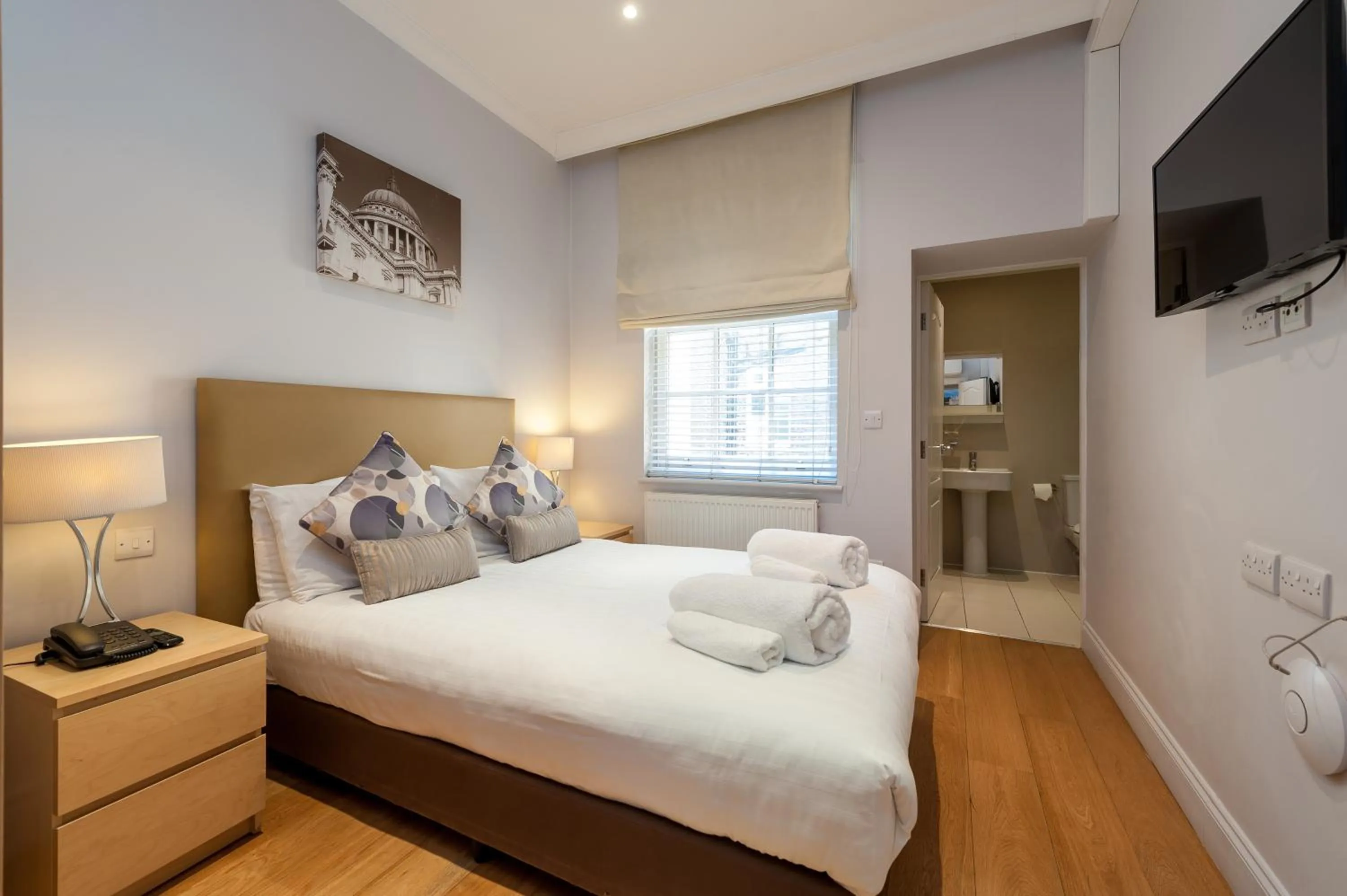 Bedroom, Bed in 12 London Street Apartments